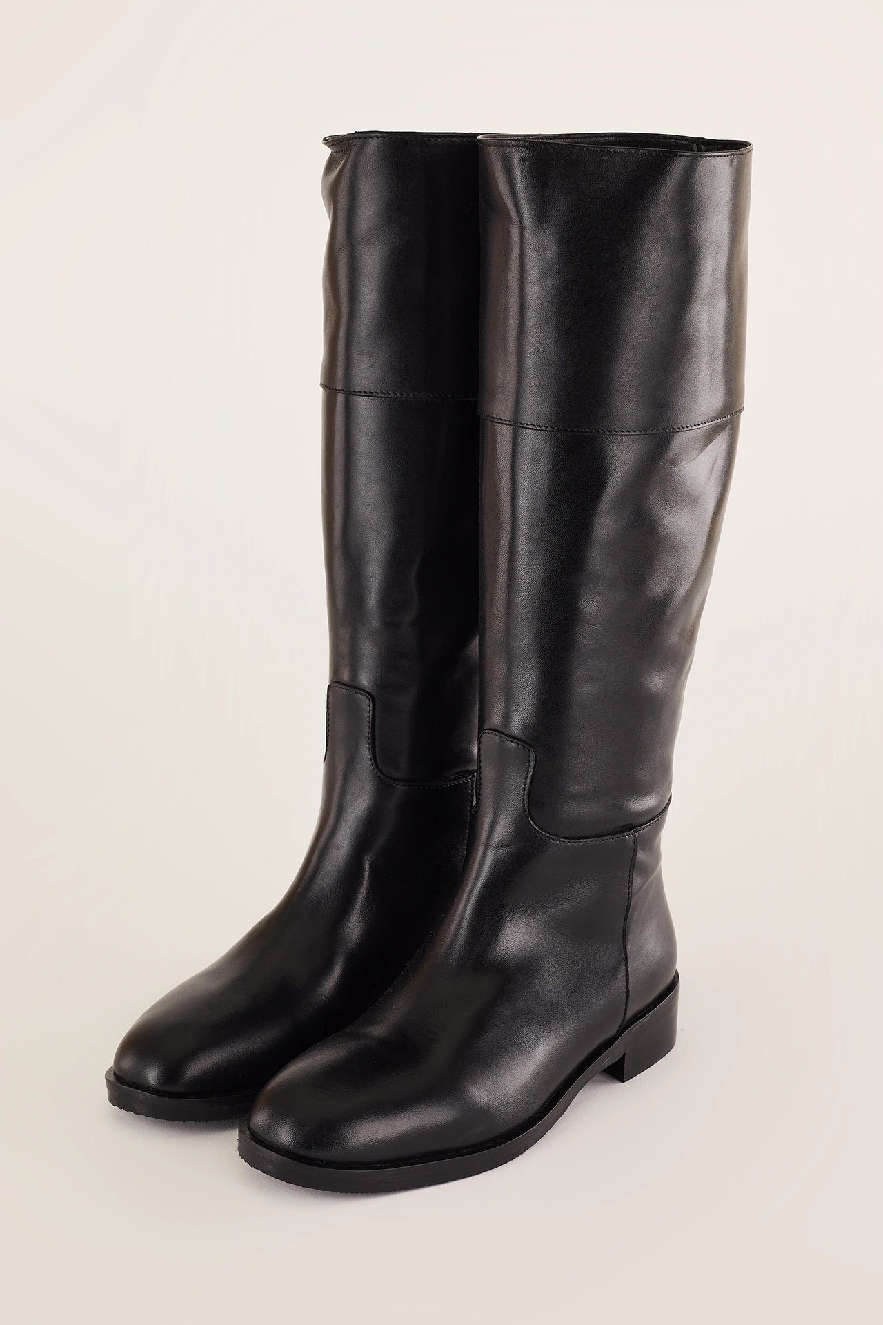 Riding boots with rubber bottom