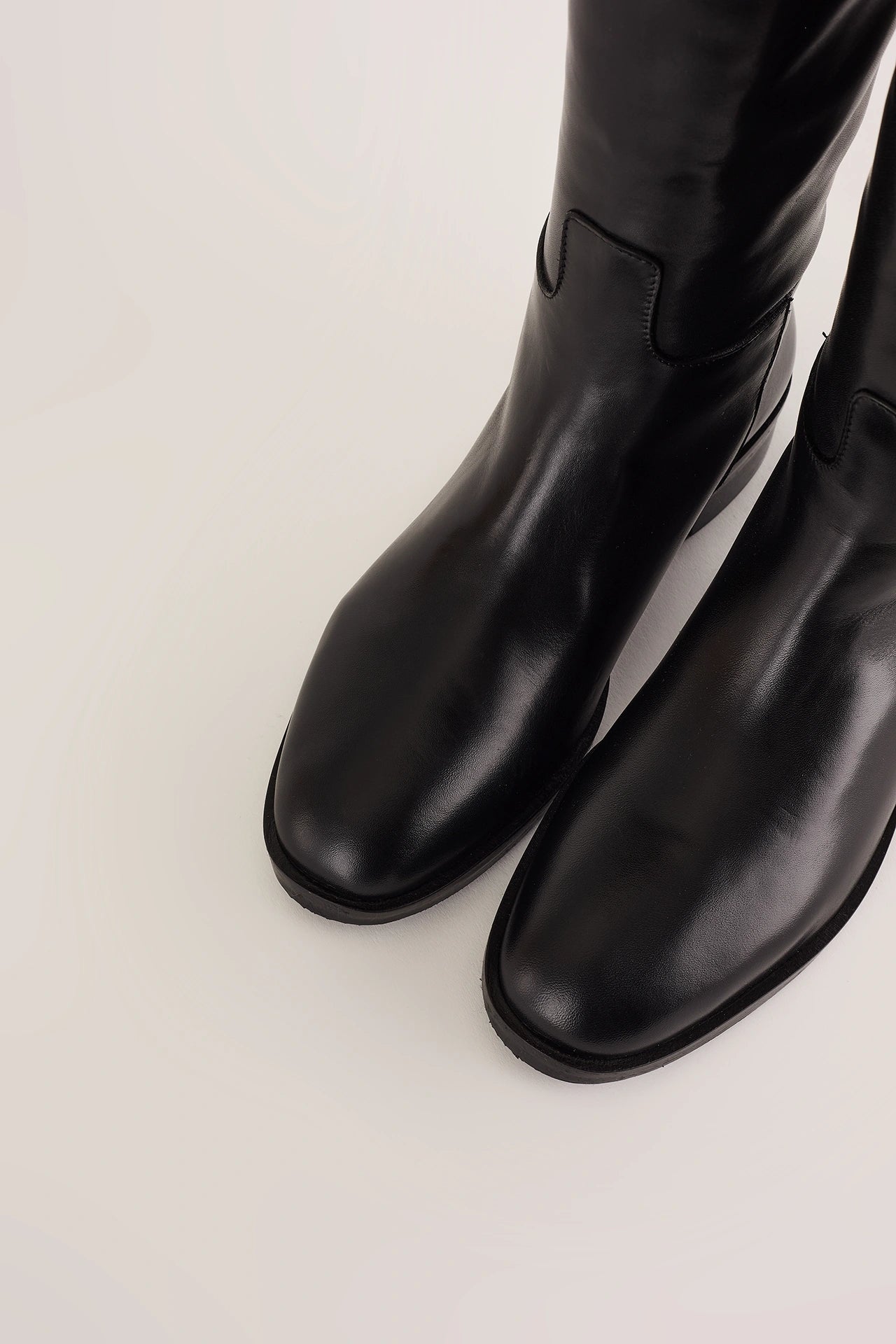 Riding boots with rubber bottom