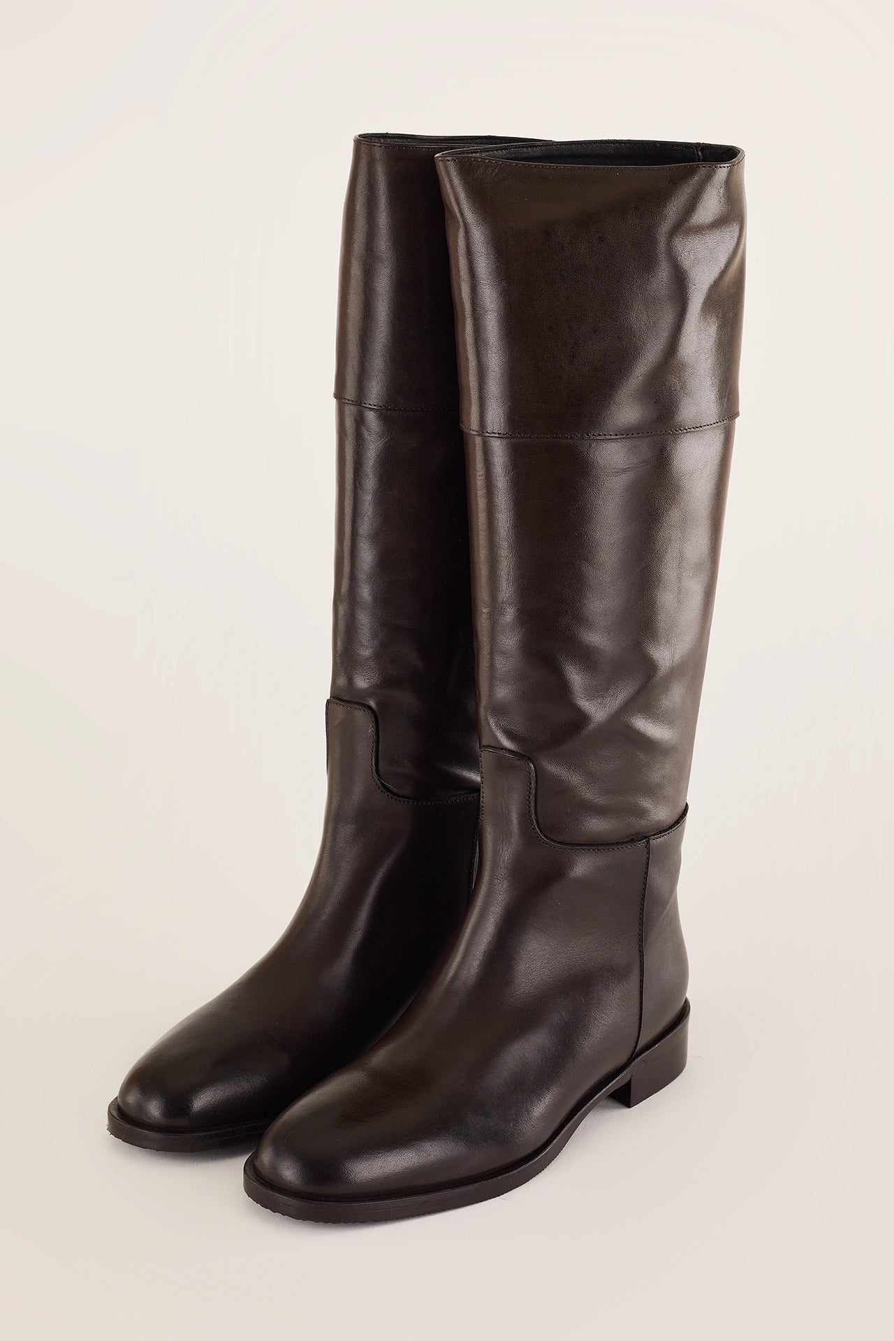 Riding boots with rubber bottom
