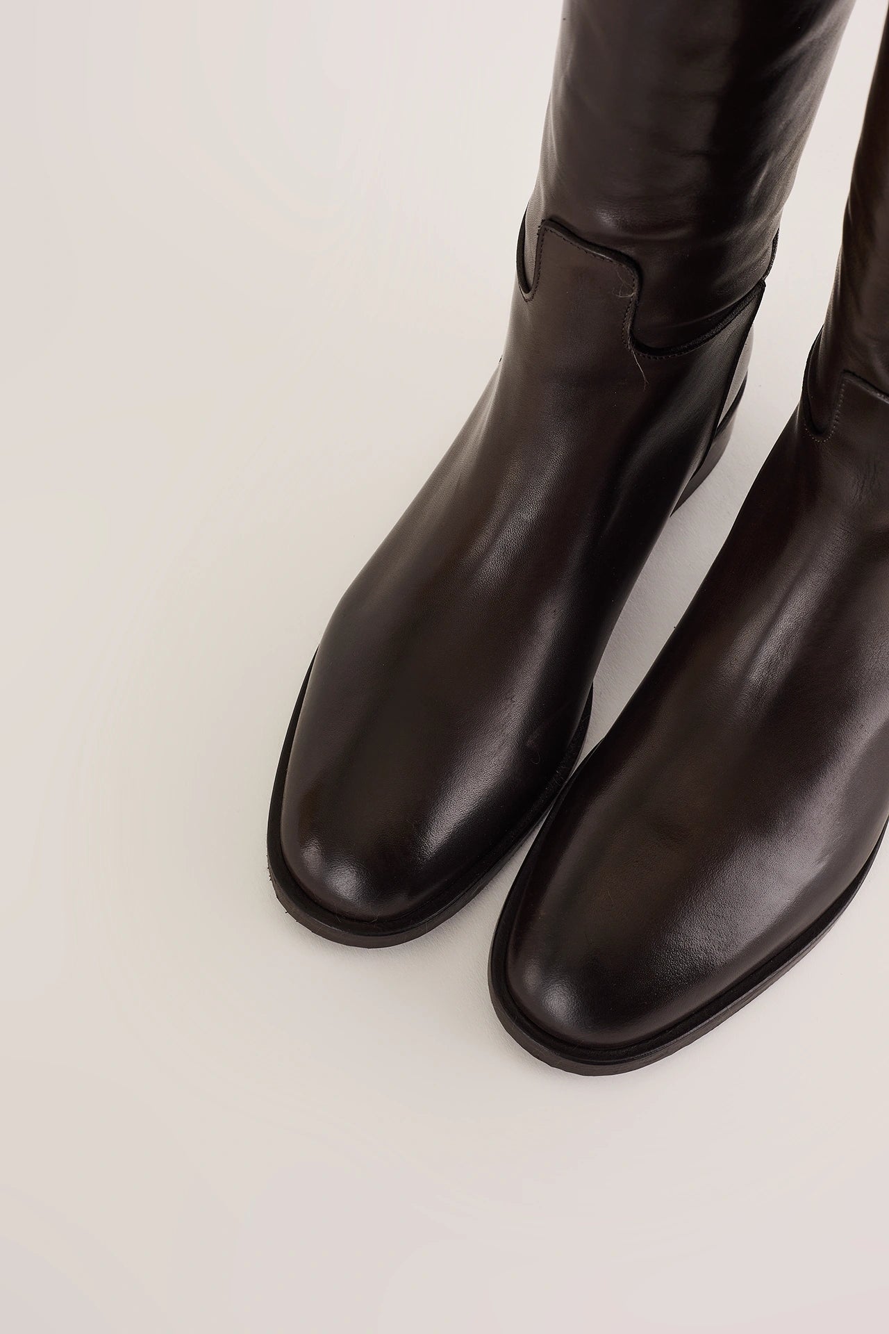 Riding boots with rubber bottom