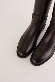 Riding boots with rubber bottom