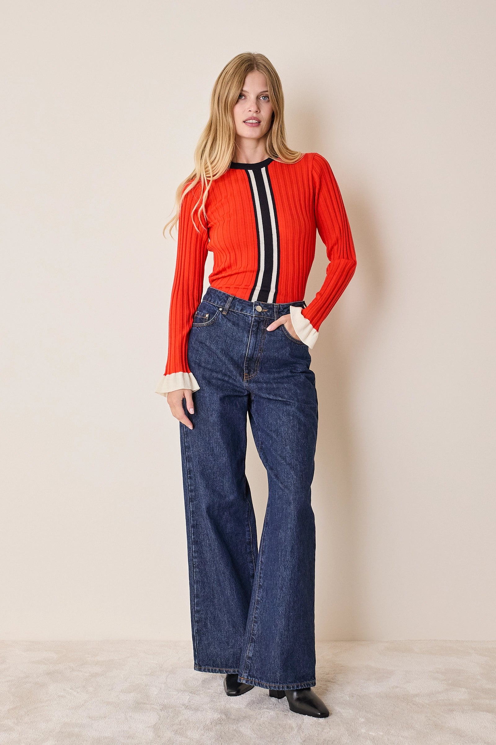 Maglia girocollo con polsini volant