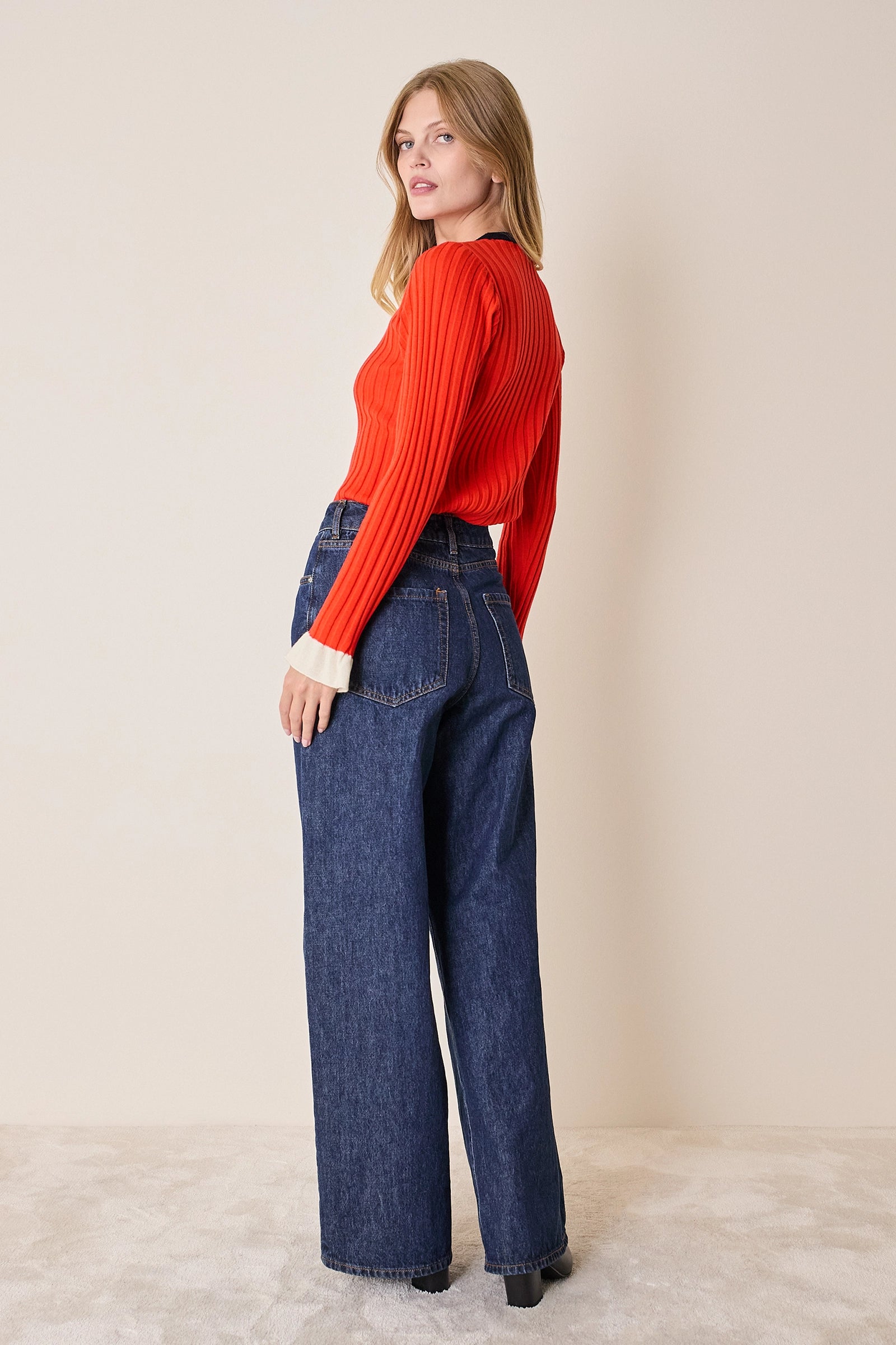 Maglia girocollo con polsini volant