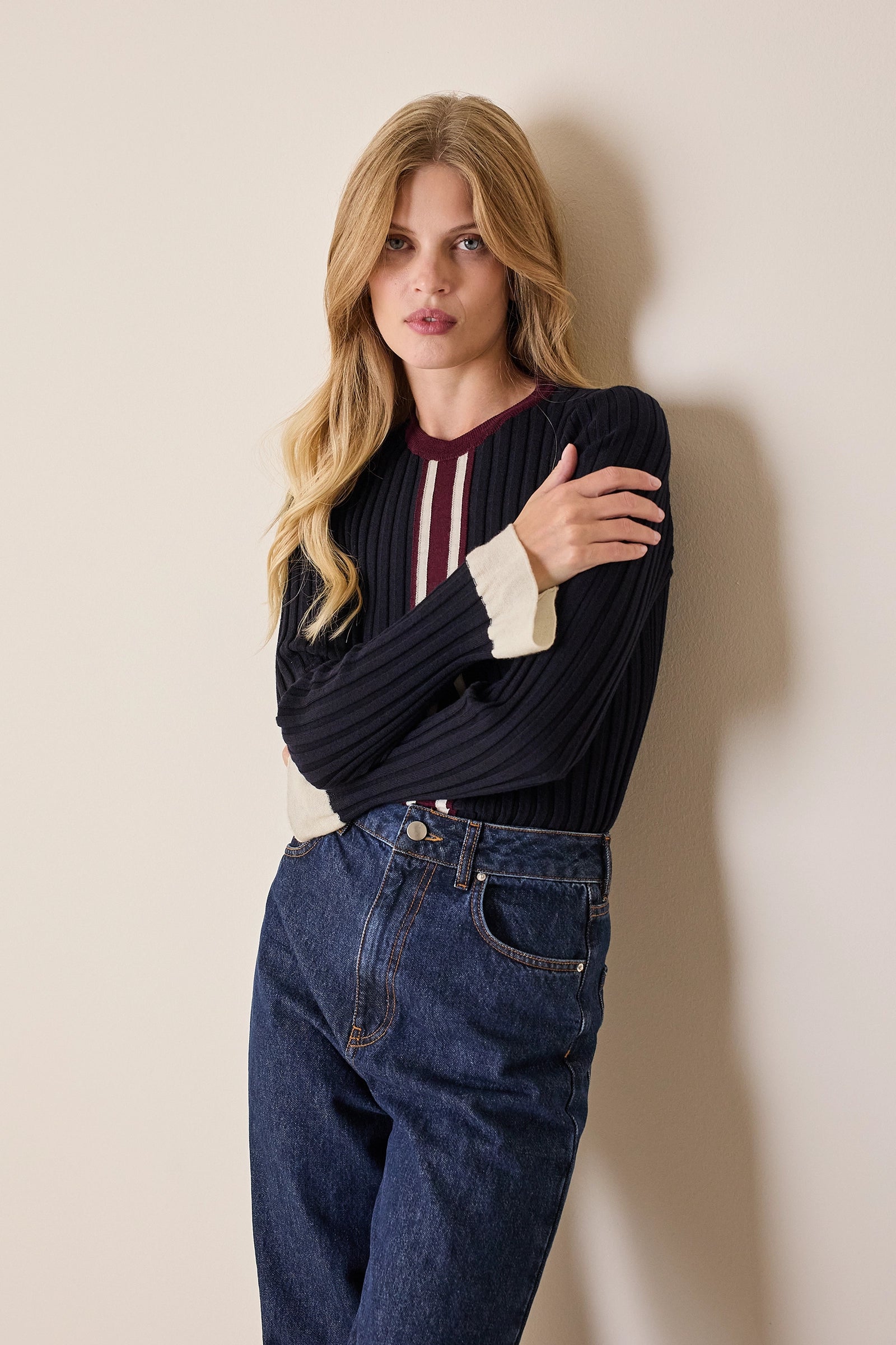 Maglia girocollo con polsini volant