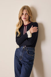 Maglia girocollo con polsini volant