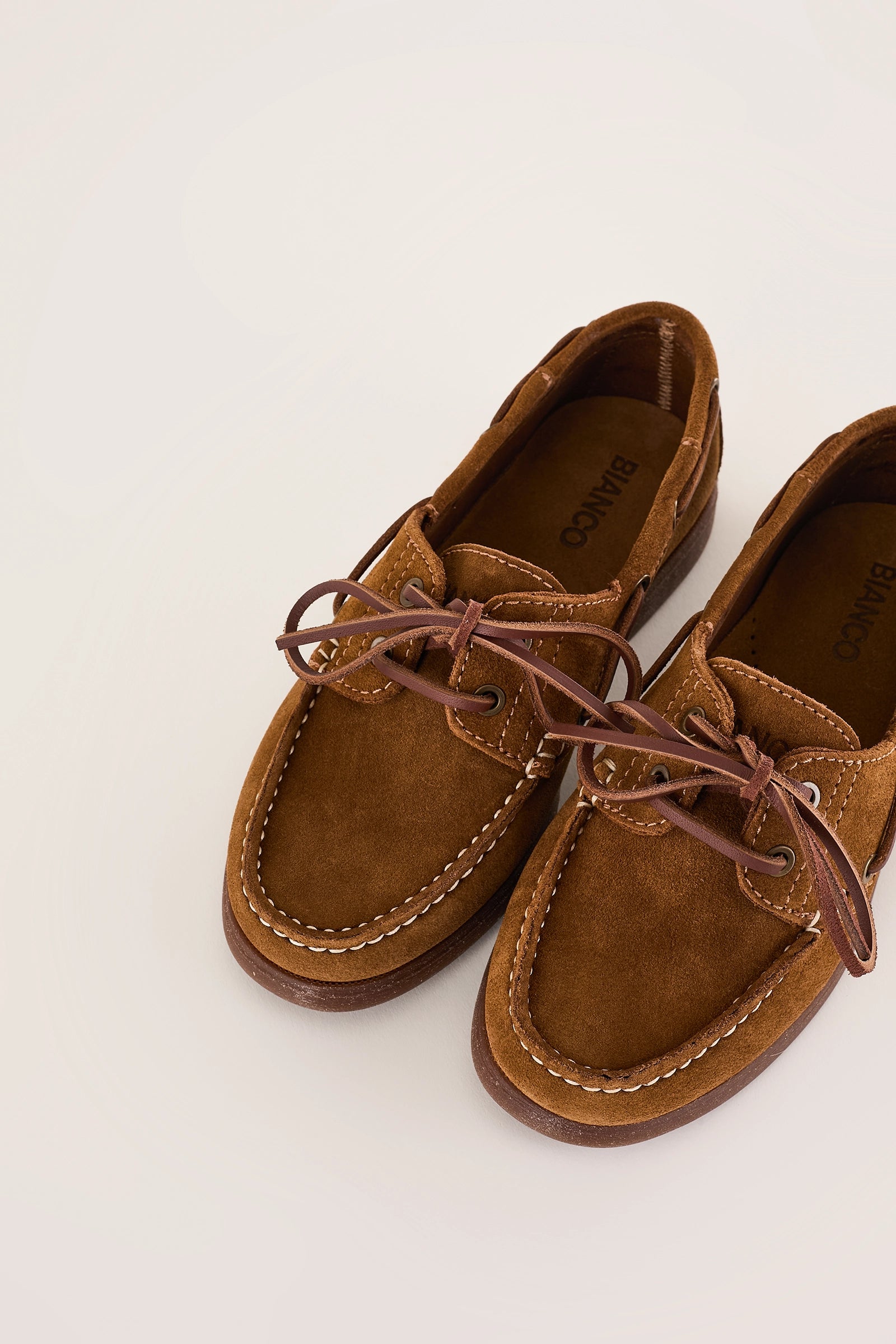 Mocassini scamosciati con suola leggera – Bianco