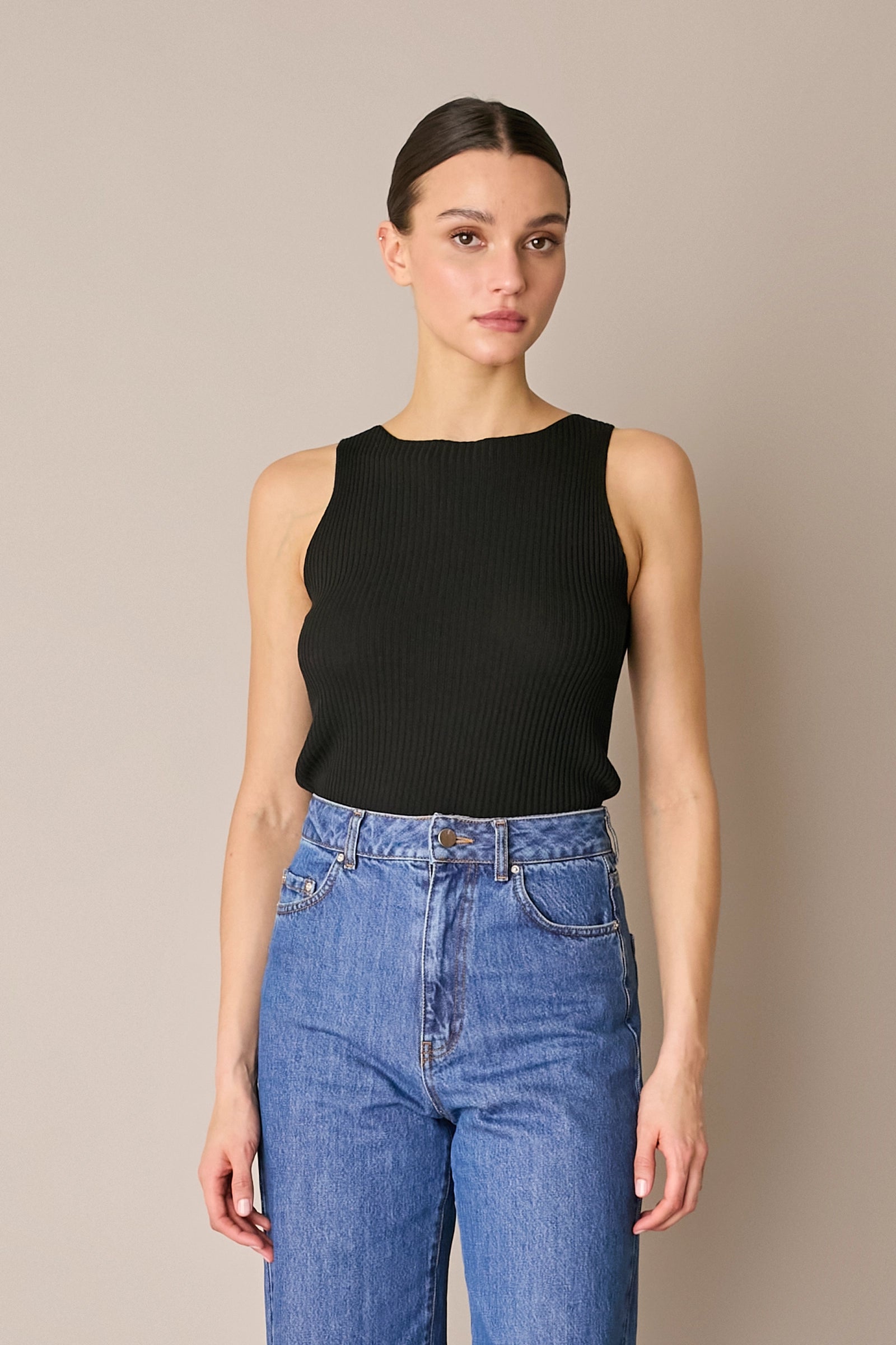 Top a costine con scollo a barchetta