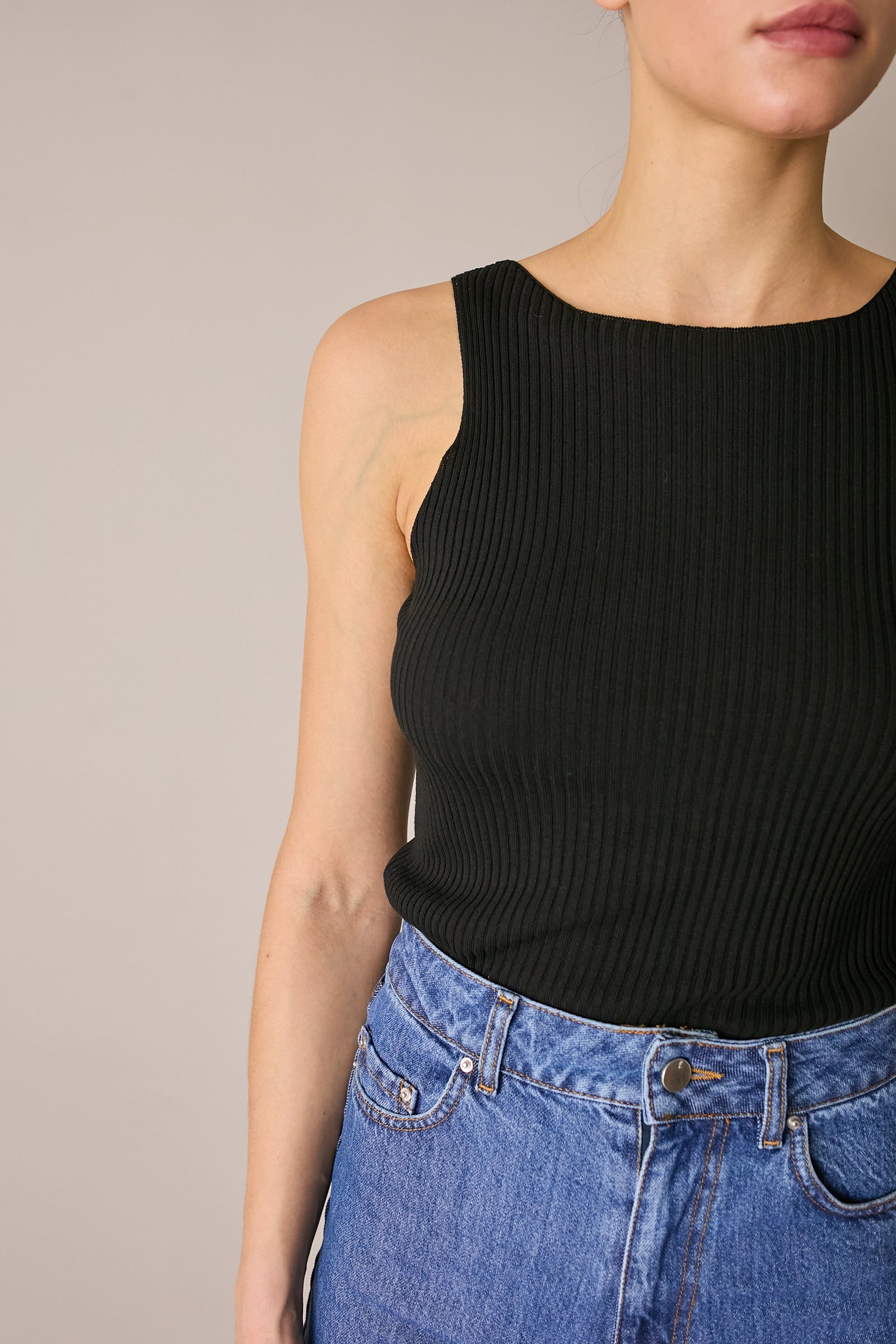 Top a costine con scollo a barchetta