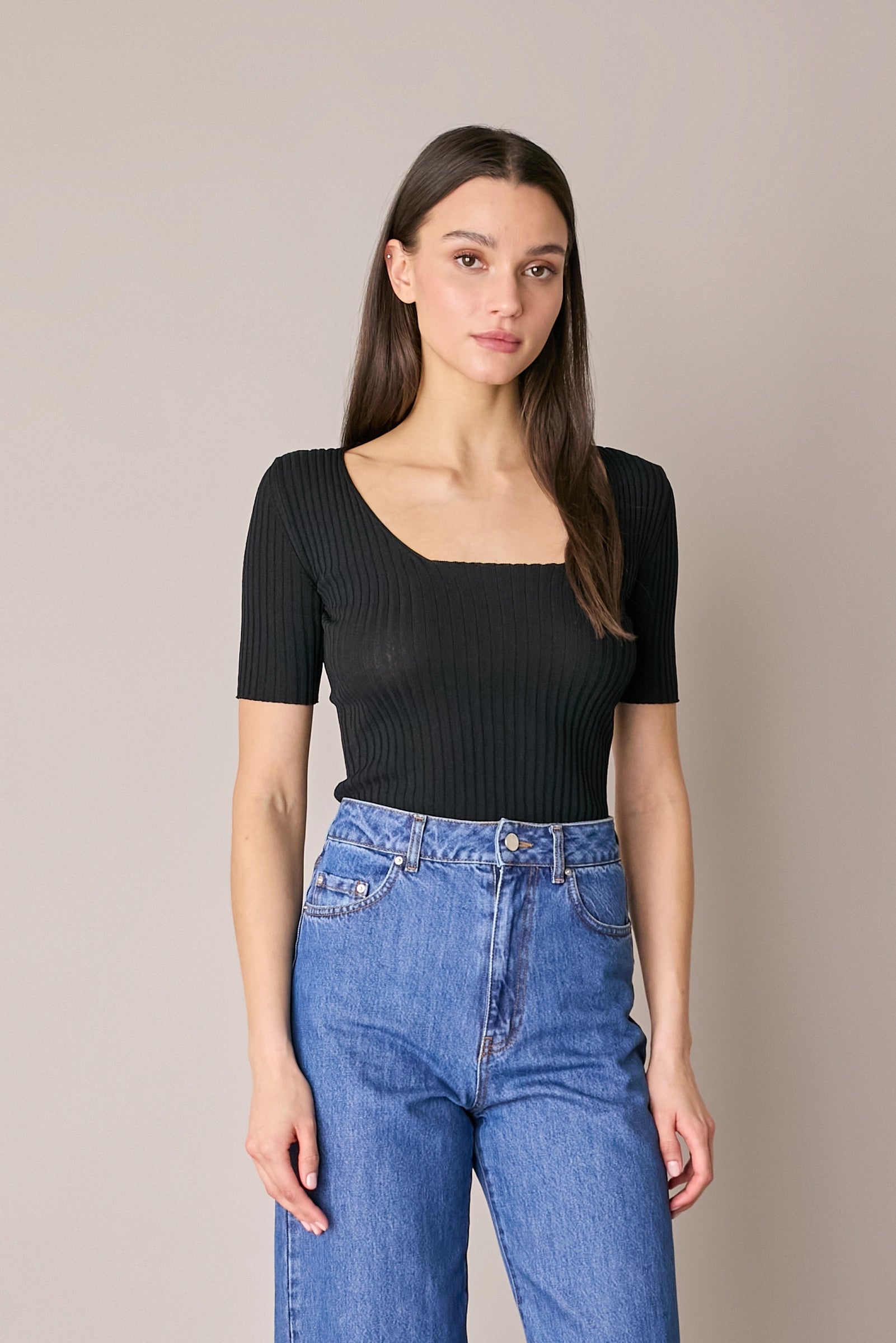 Maglia a costine con scollo quadrato