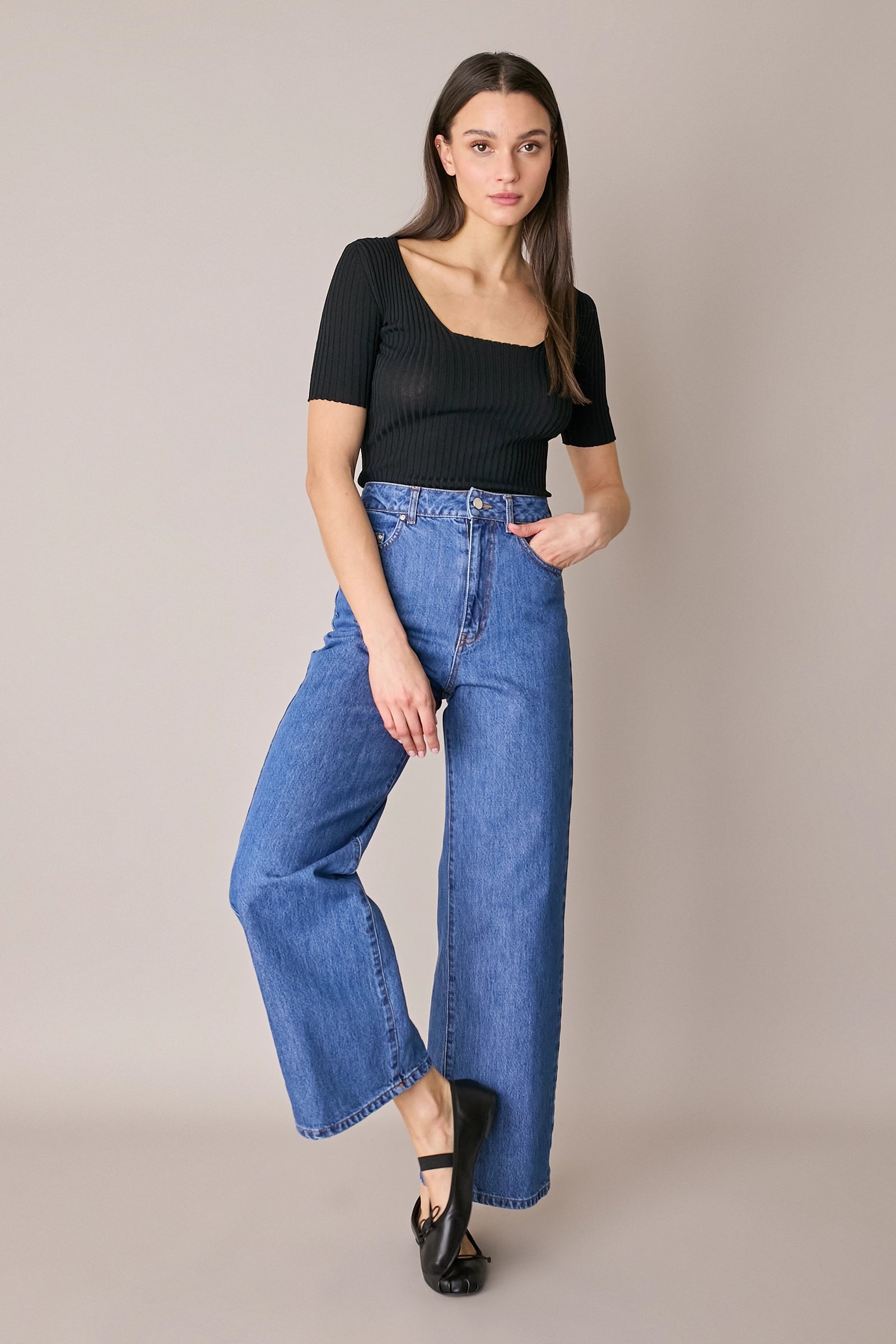 Maglia a costine con scollo quadrato