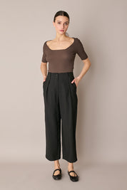 Maglia a costine con scollo quadrato