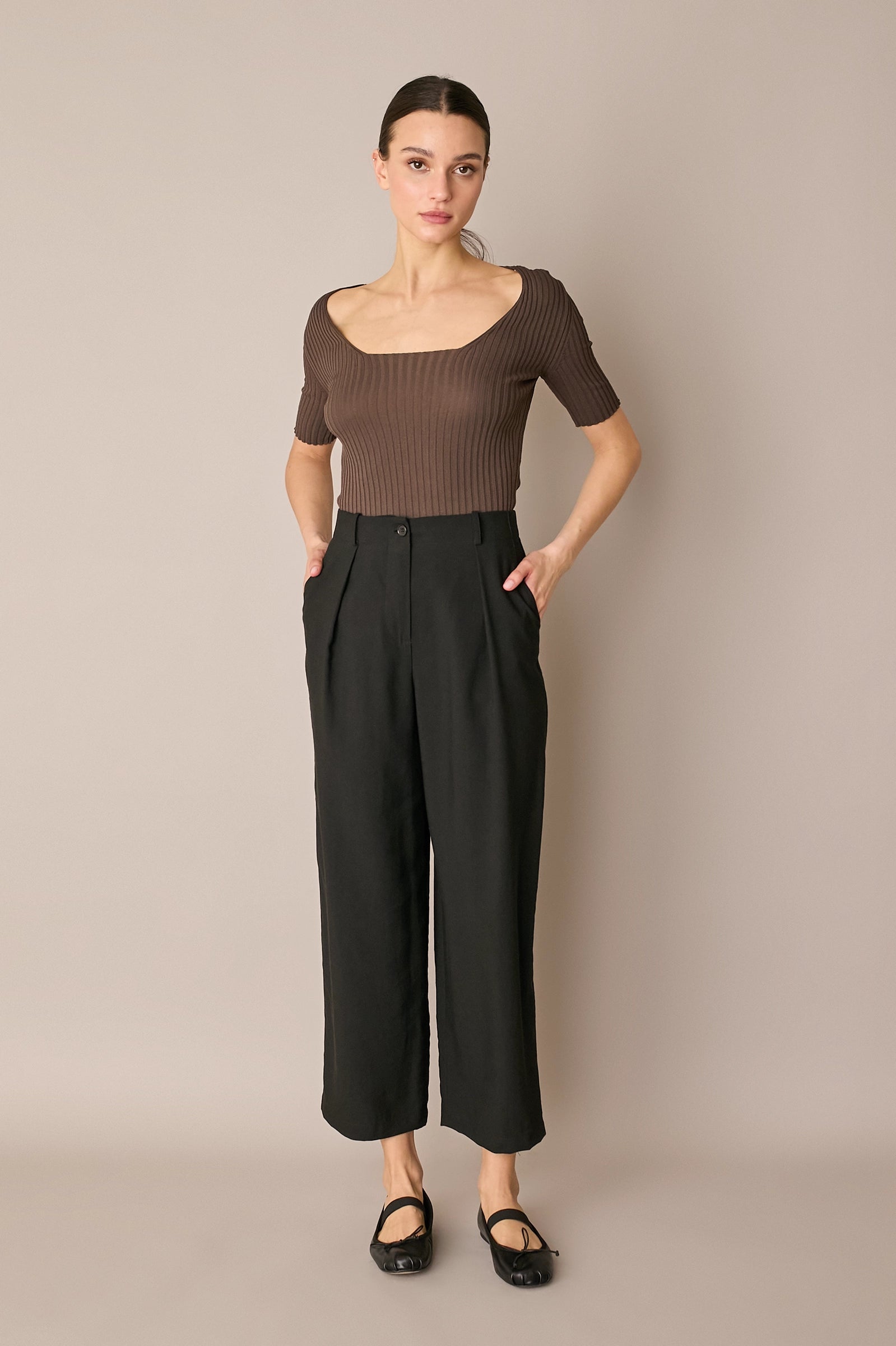 Maglia a costine con scollo quadrato