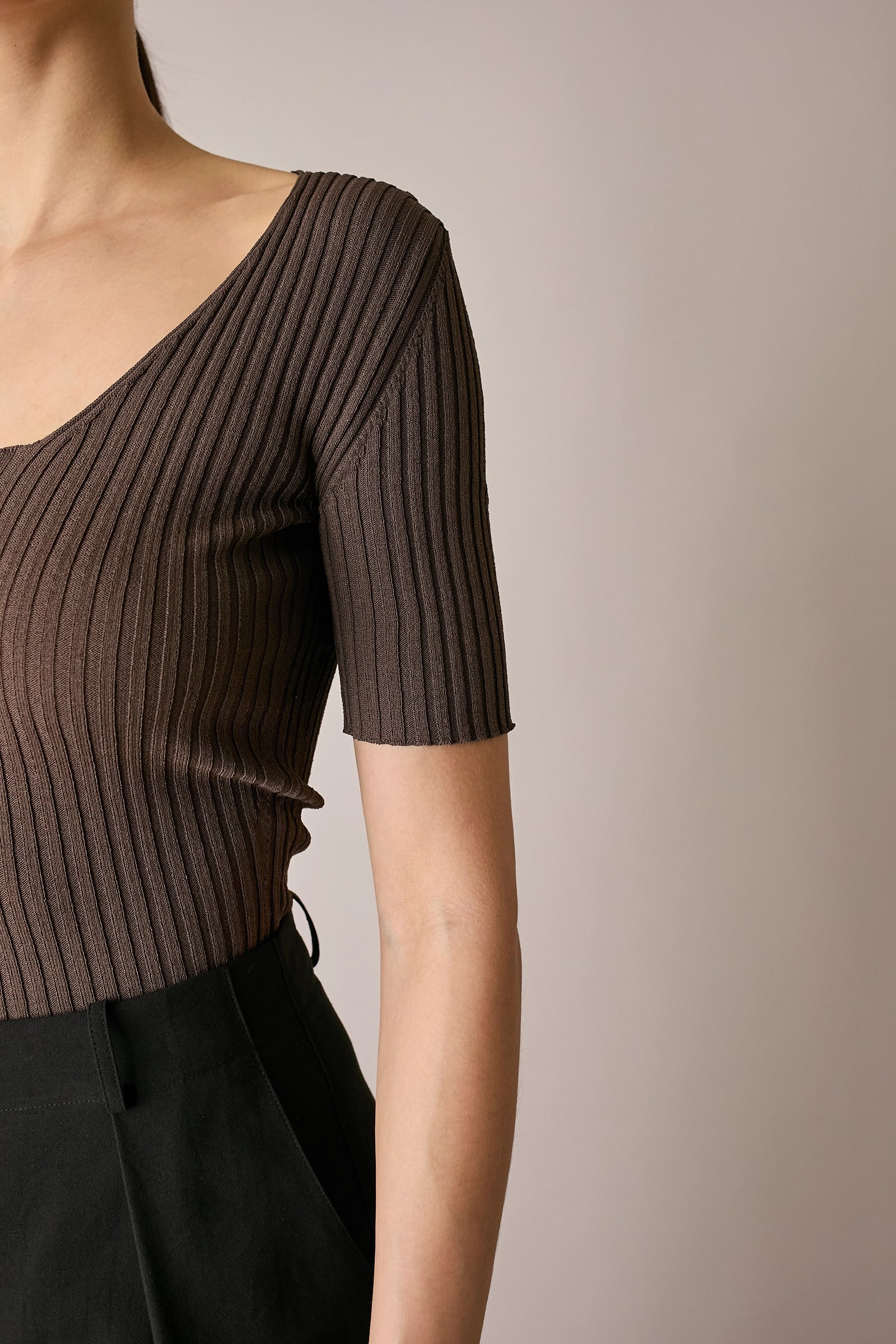 Maglia a costine con scollo quadrato