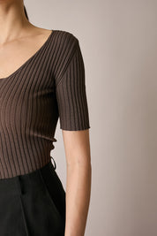 Maglia a costine con scollo quadrato