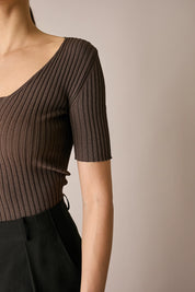 Maglia a costine con scollo quadrato