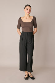 Maglia a costine con scollo quadrato