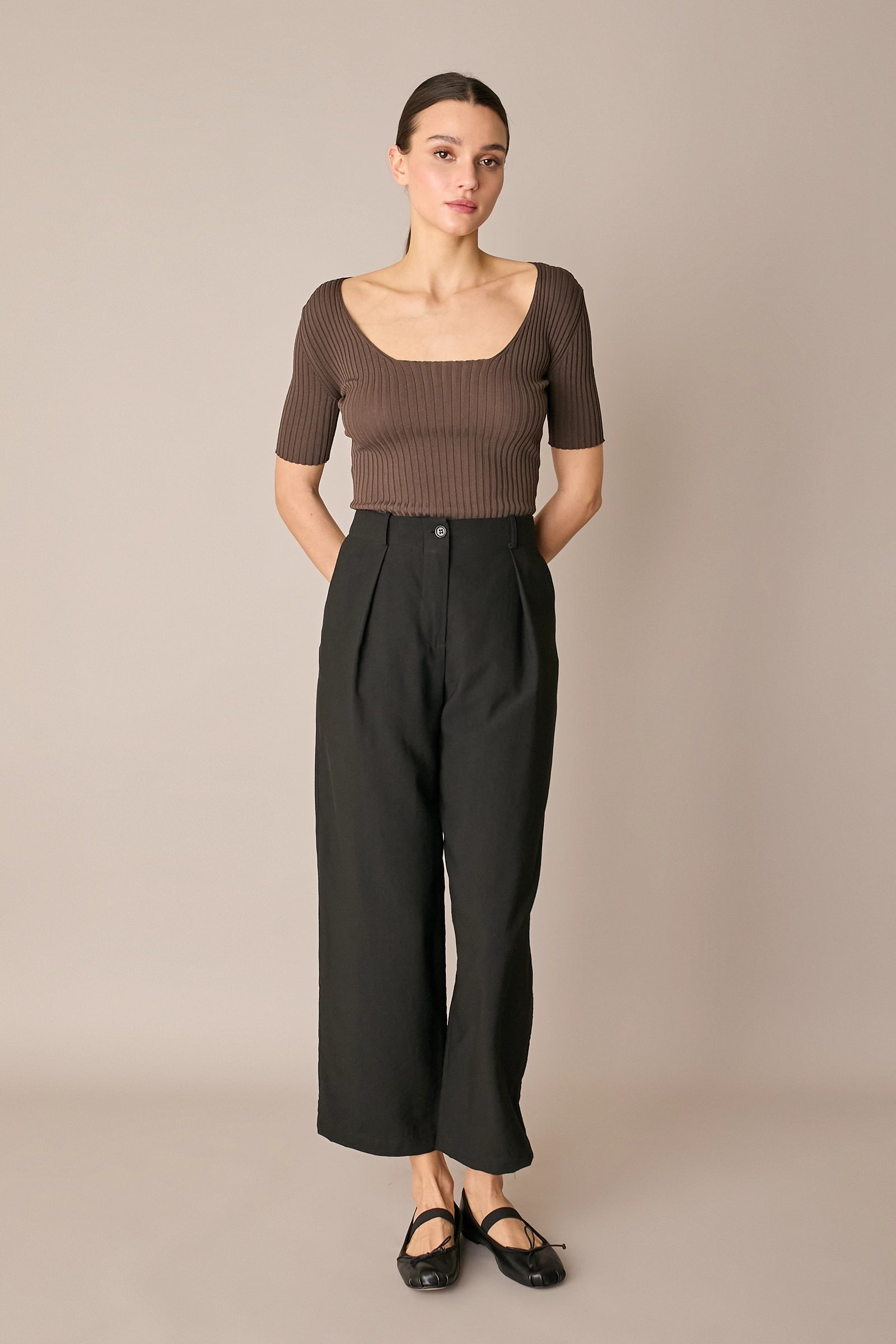 Maglia a costine con scollo quadrato