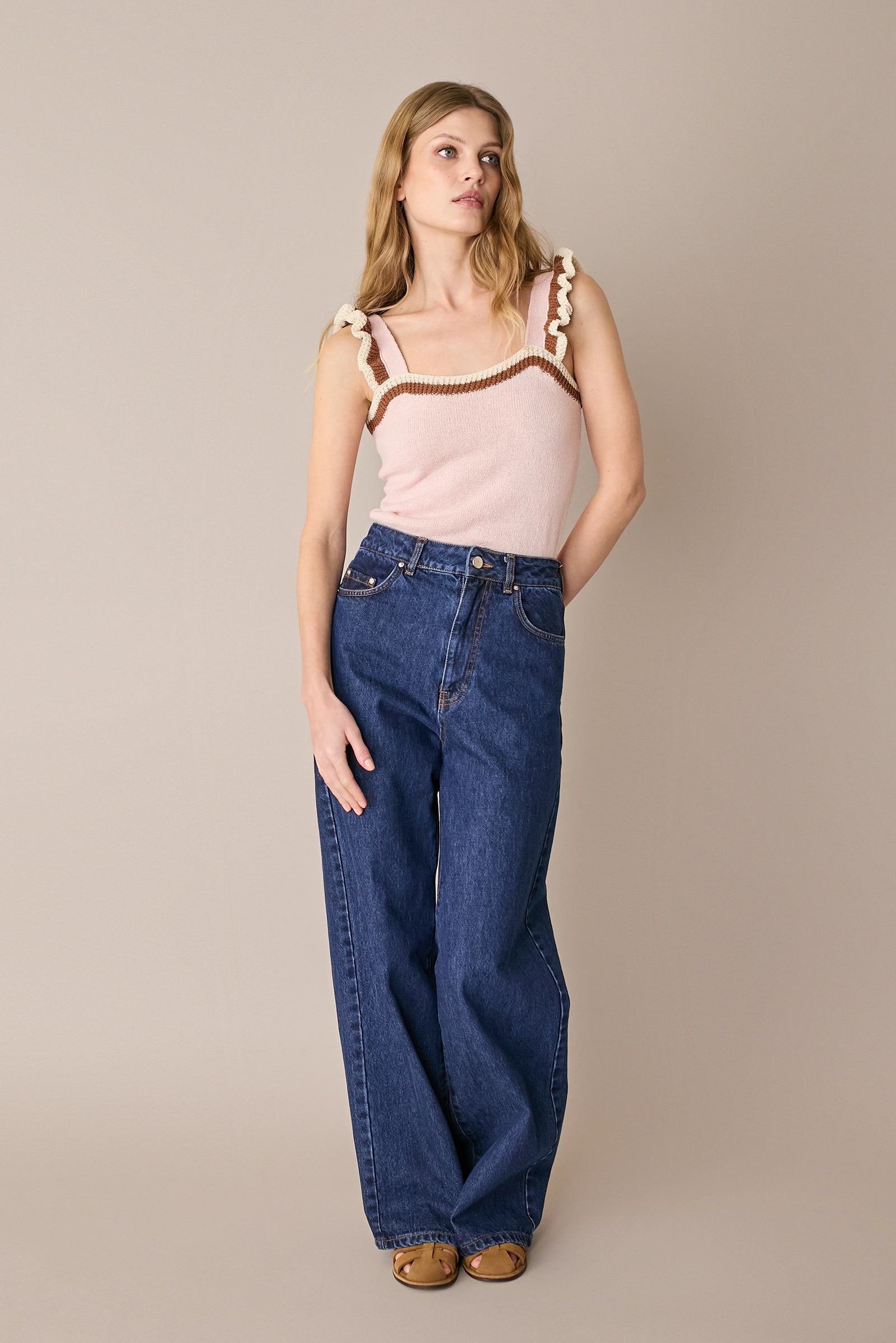 Top in maglia con volant