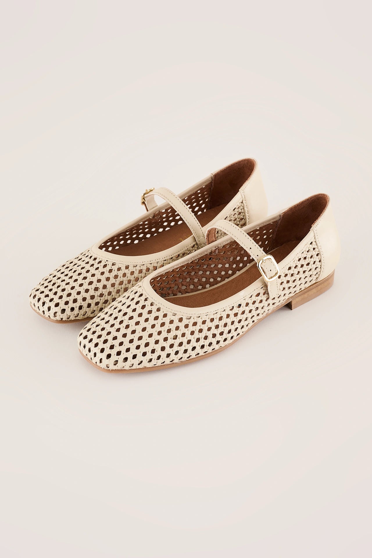 Ballerine in pelle traforata con cinturino