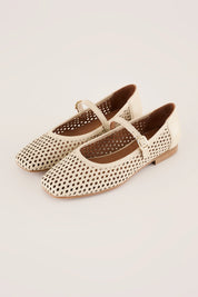 Ballerine in pelle traforata con cinturino