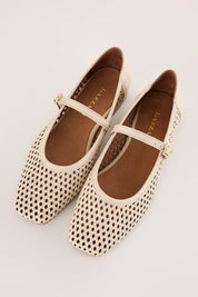 Ballerine in pelle traforata con cinturino