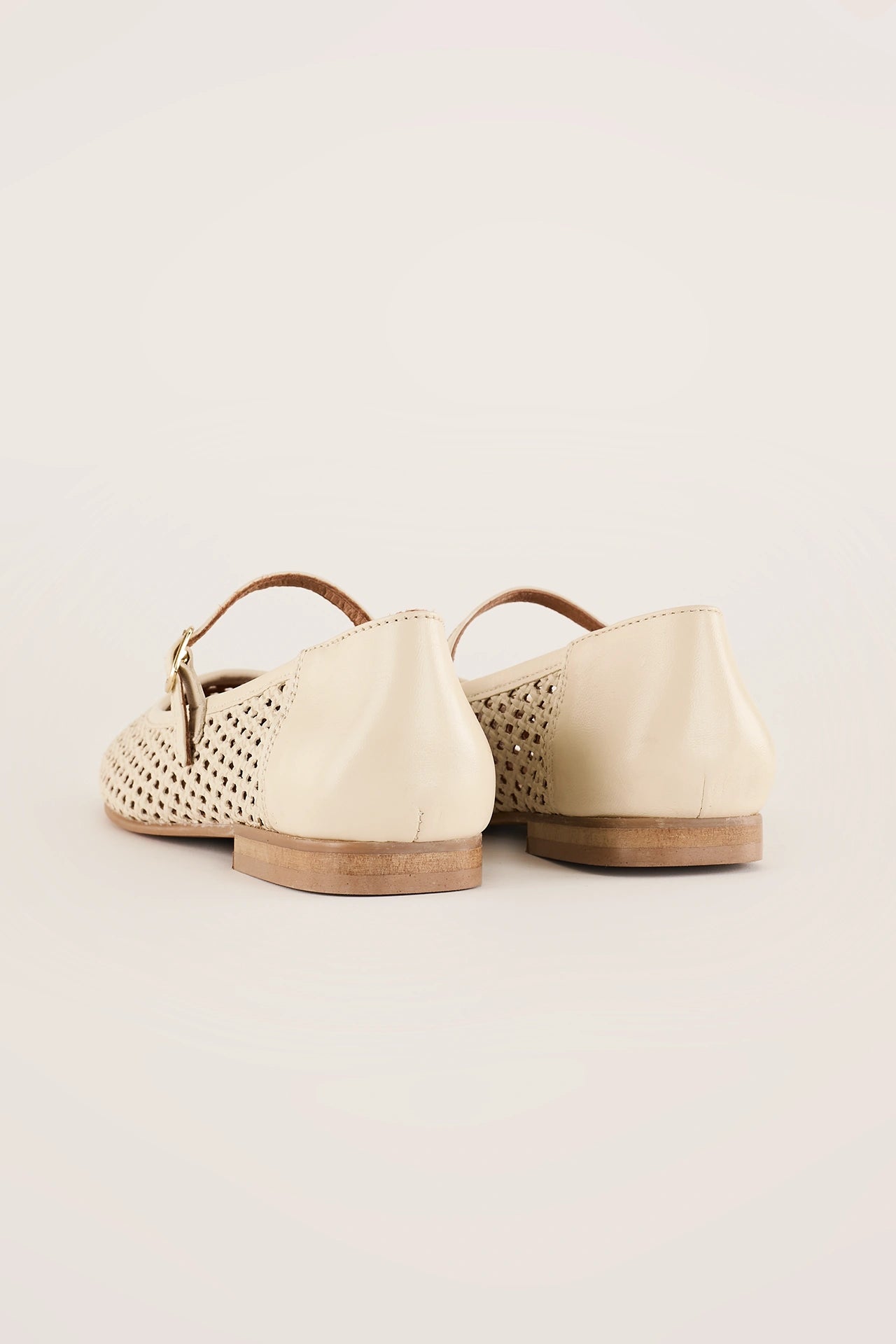 Ballerine in pelle traforata con cinturino