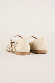 Ballerine in pelle traforata con cinturino