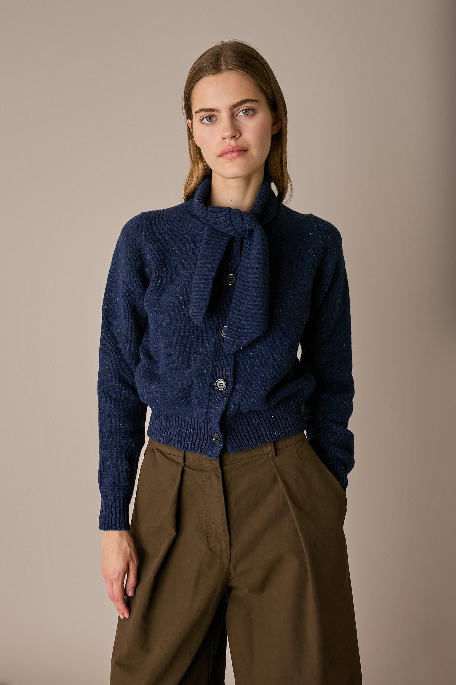 Cardigan in lana con sciarpa blu navy, linea essenziale