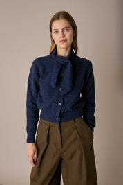 Cardigan in lana con sciarpa blu navy, linea essenziale