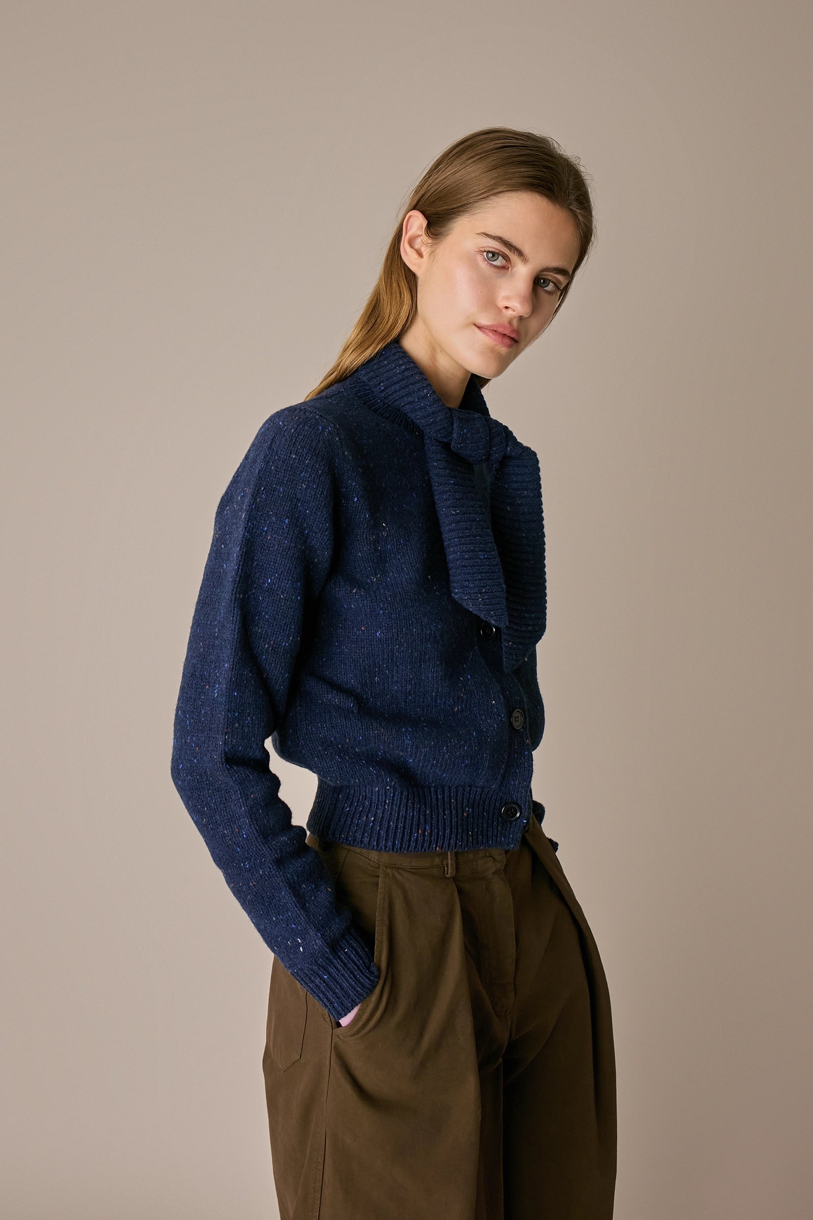 Cardigan in lana con sciarpa blu navy, silhouette versatile