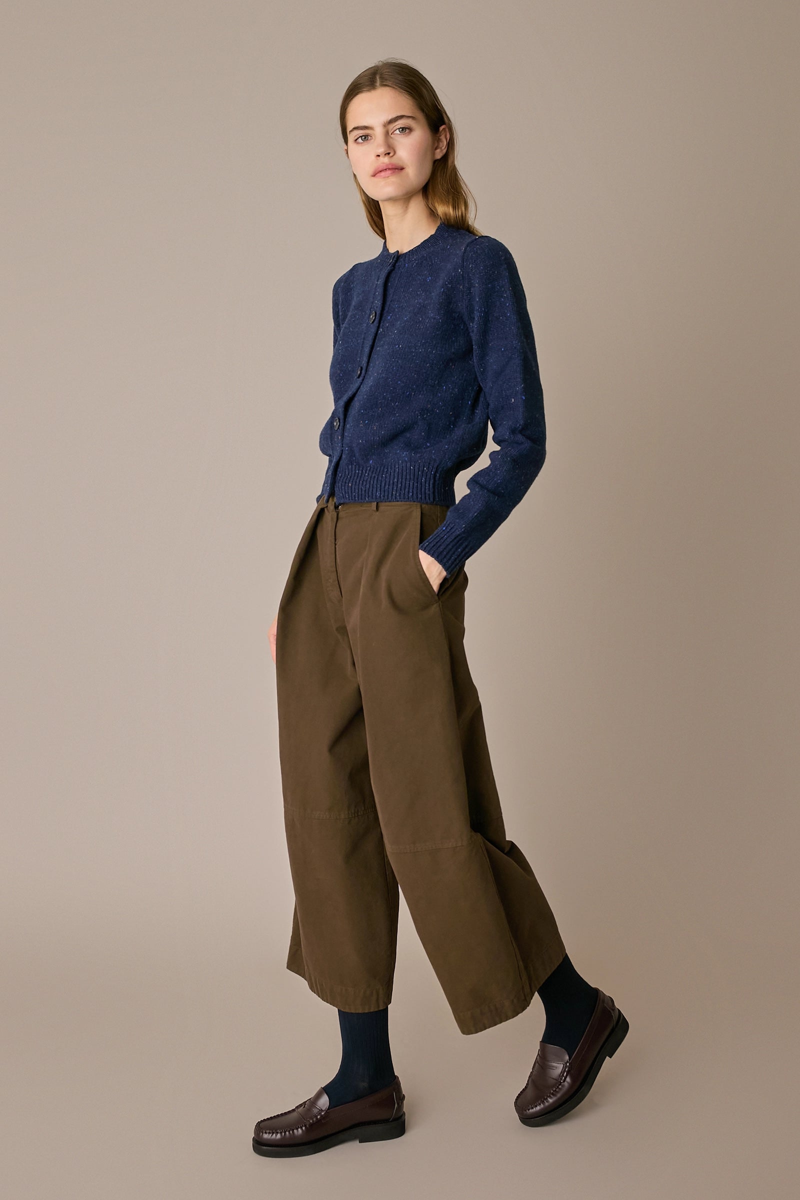 Cardigan in lana con sciarpa blu navy, silhouette versatile e finitura raffinata