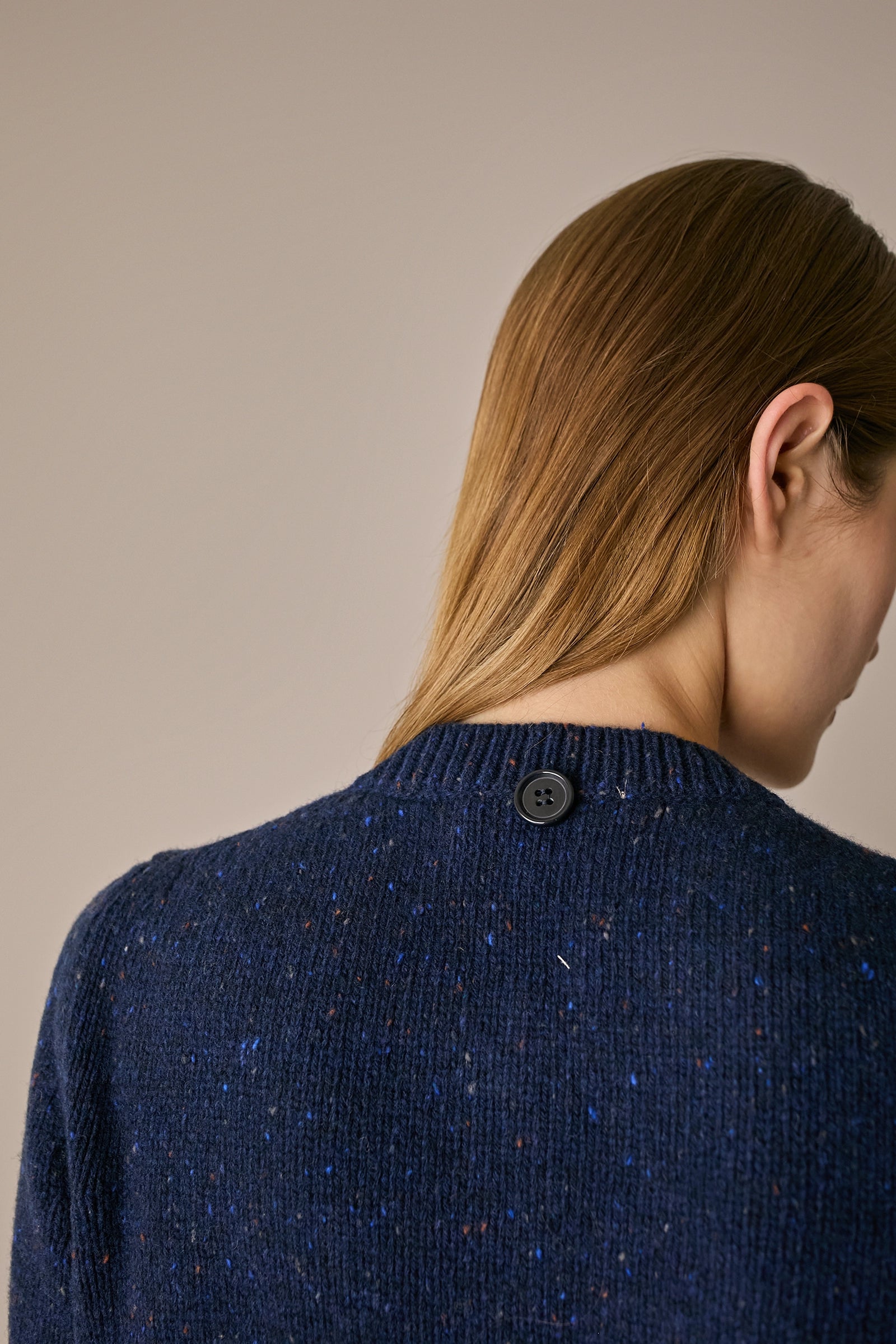 Cardigan in lana con sciarpa blu navy, finitura pulita e struttura in lana Merino