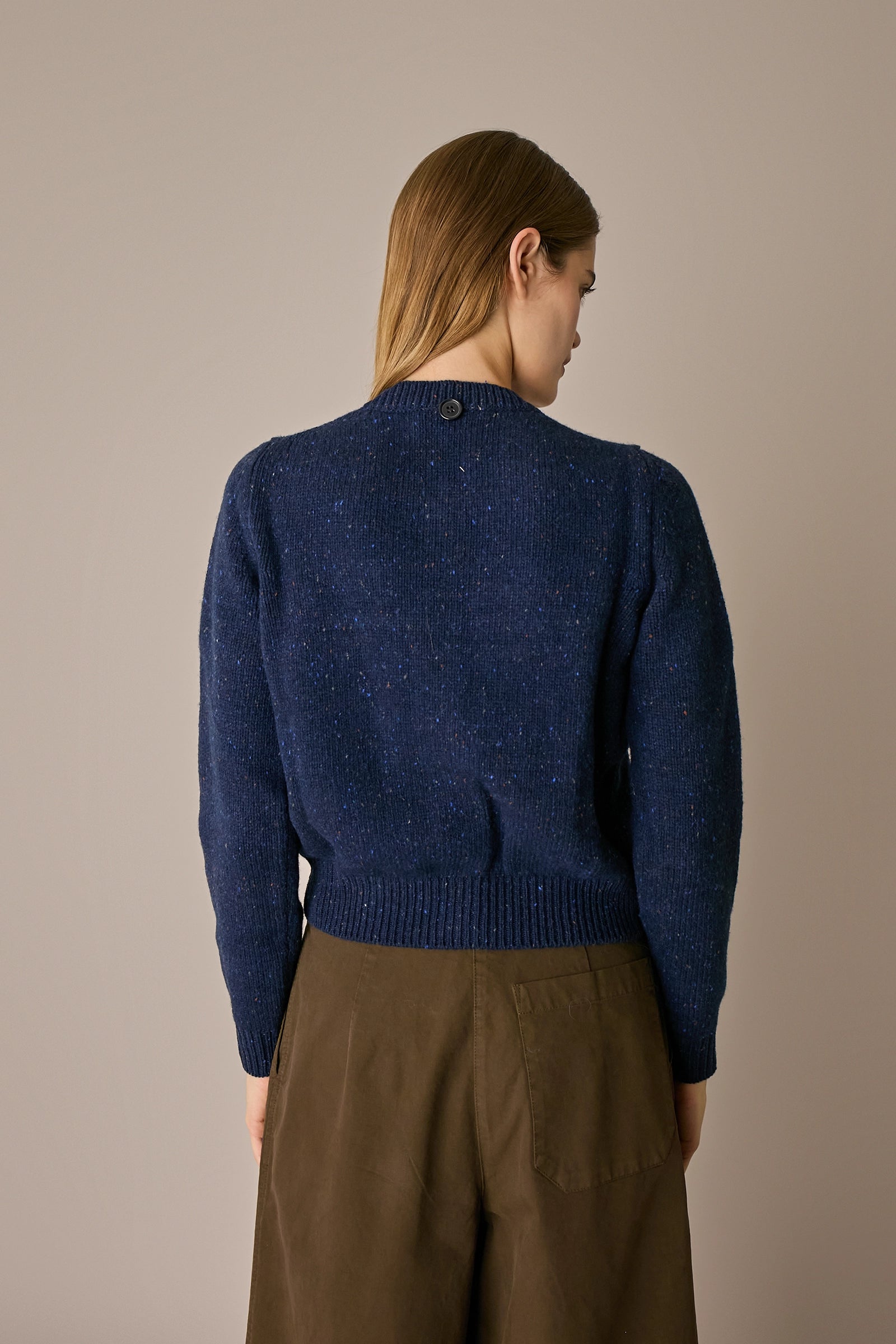 Cardigan in lana con sciarpa blu navy in lana Merino, silhouette versatile