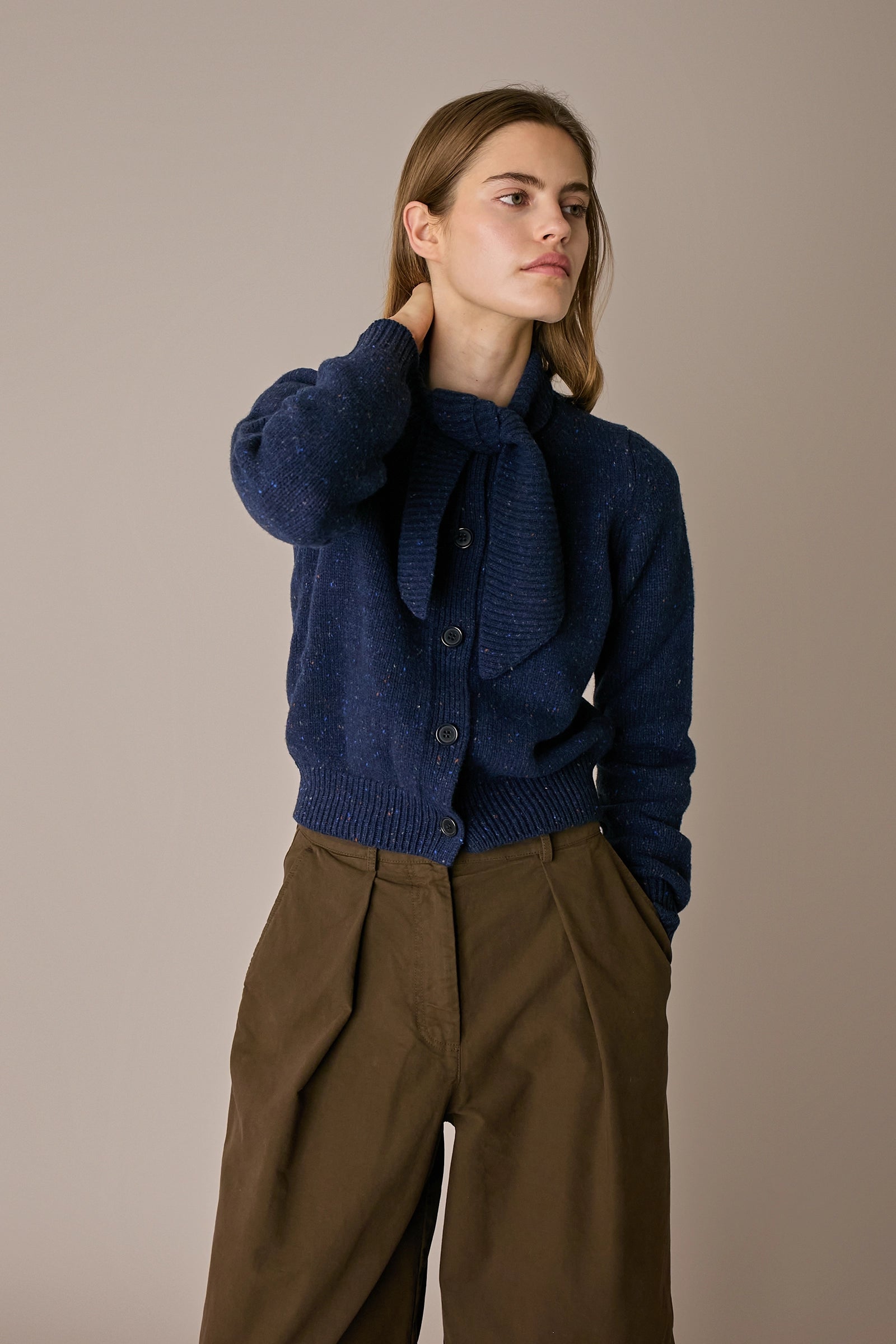 Cardigan in lana con sciarpa blu navy, finitura raffinata