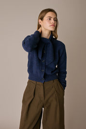 Cardigan in lana con sciarpa blu navy, finitura raffinata