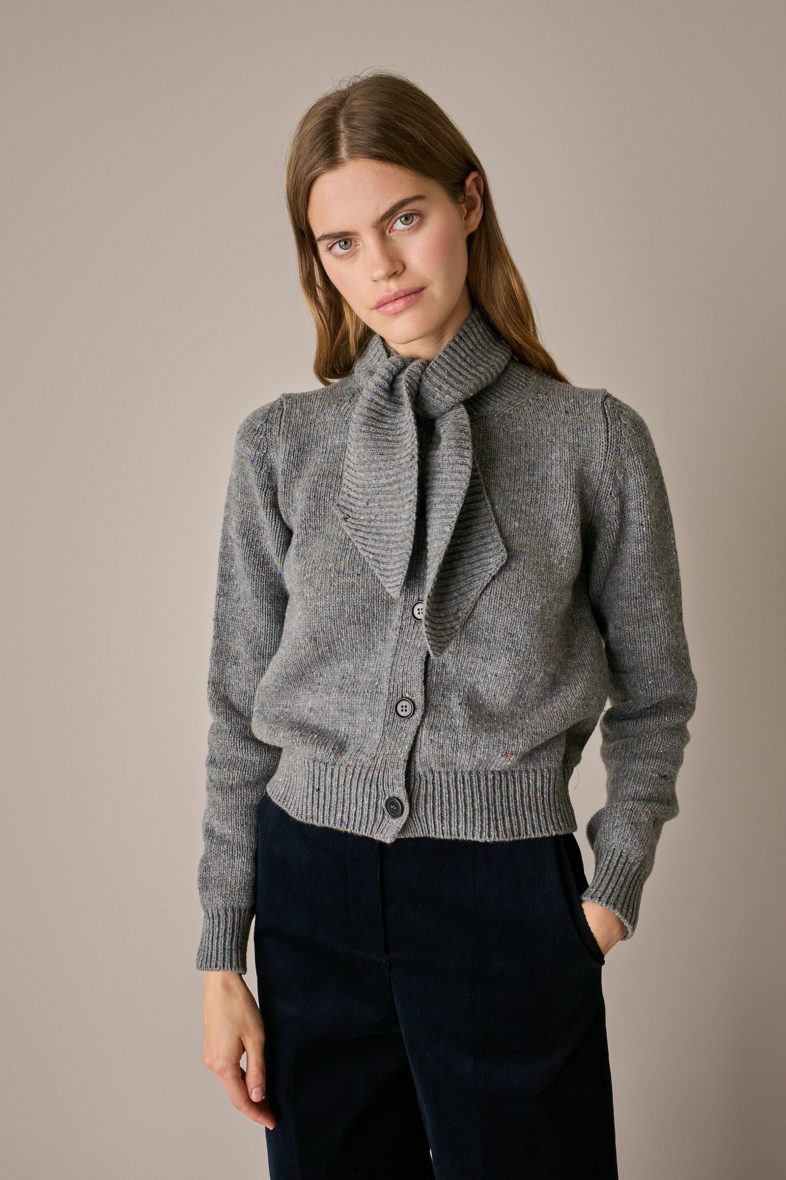 Cardigan in lana con sciarpa grigio in lana Merino extrafine, linea essenziale