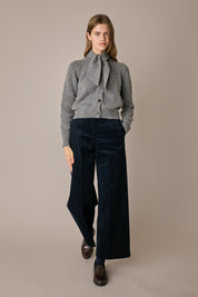 Cardigan in lana con sciarpa grigio, silhouette versatile