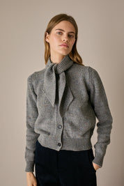 Cardigan in lana con sciarpa grigio, finitura pulita e linea essenziale