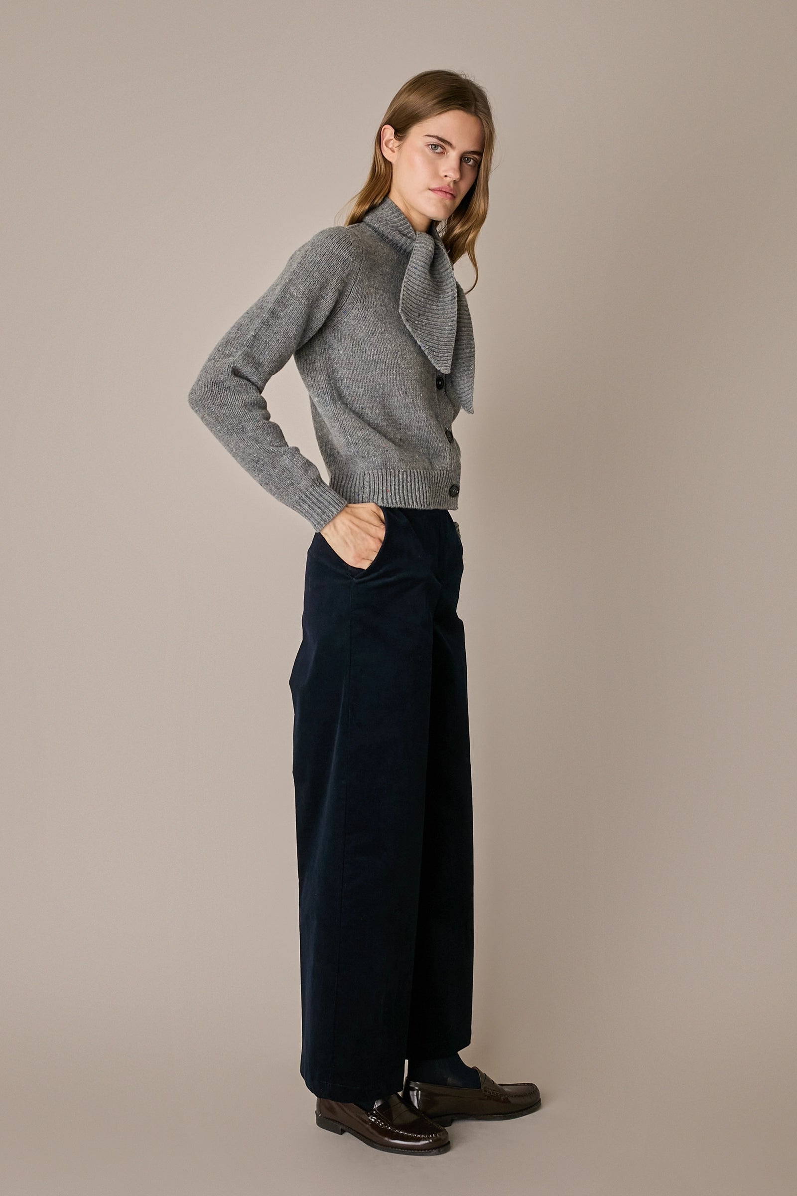 Cardigan in lana con sciarpa grigio con silhouette versatile