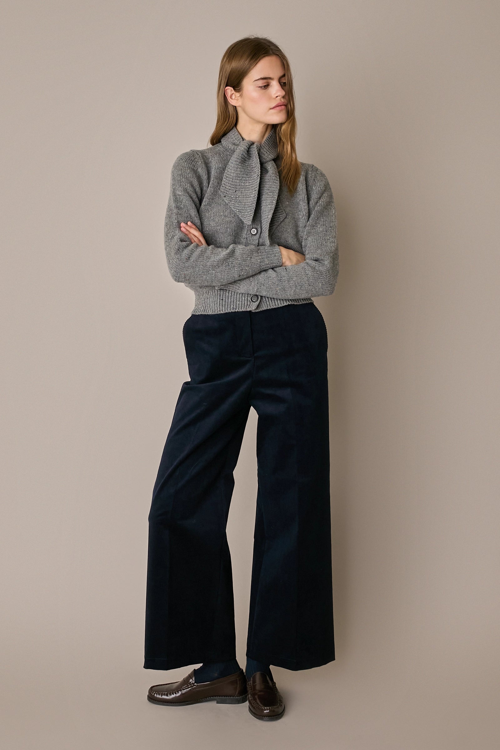Cardigan in lana con sciarpa grigio, linea essenziale