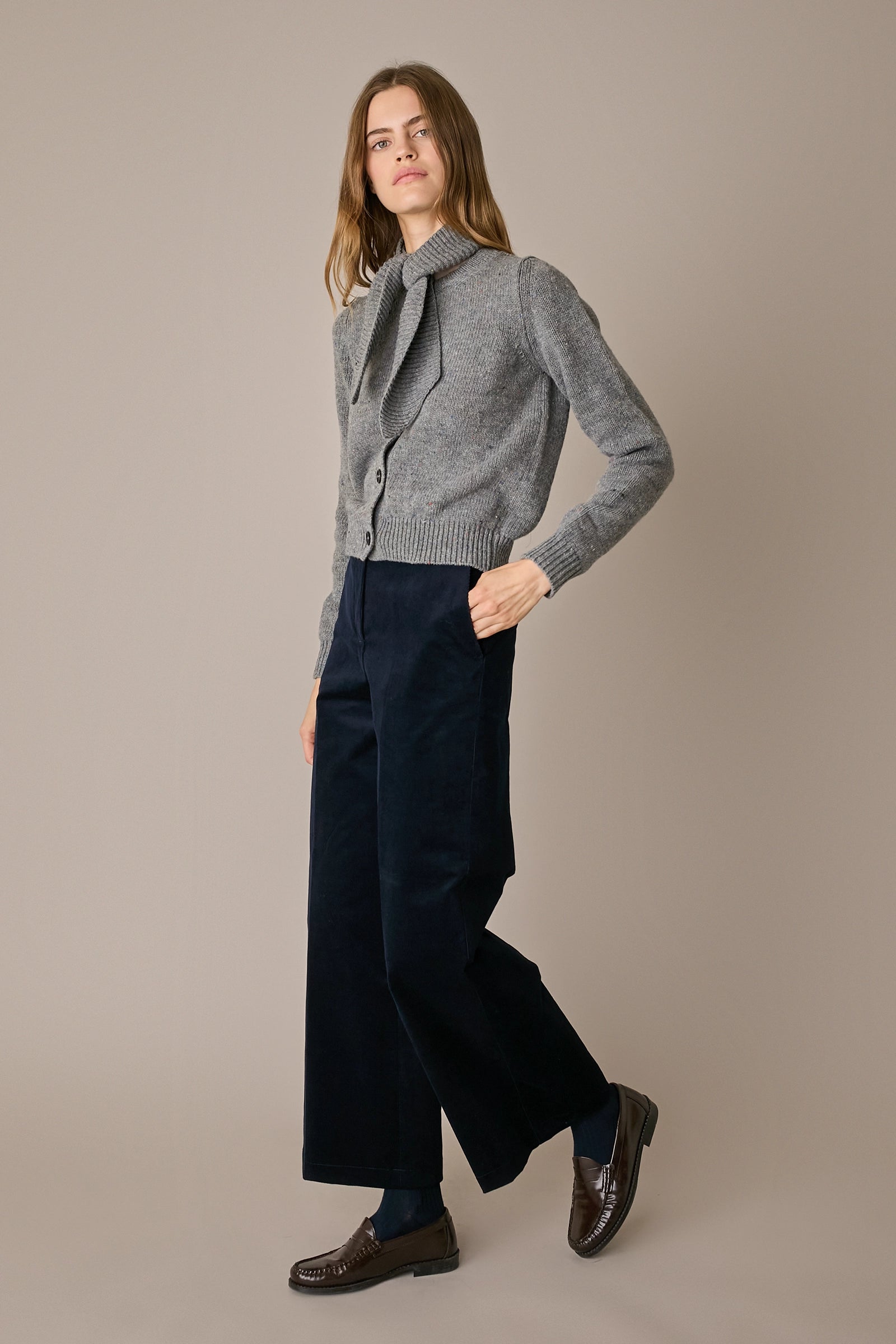 Cardigan in lana con sciarpa grigio, silhouette versatile e finitura raffinata
