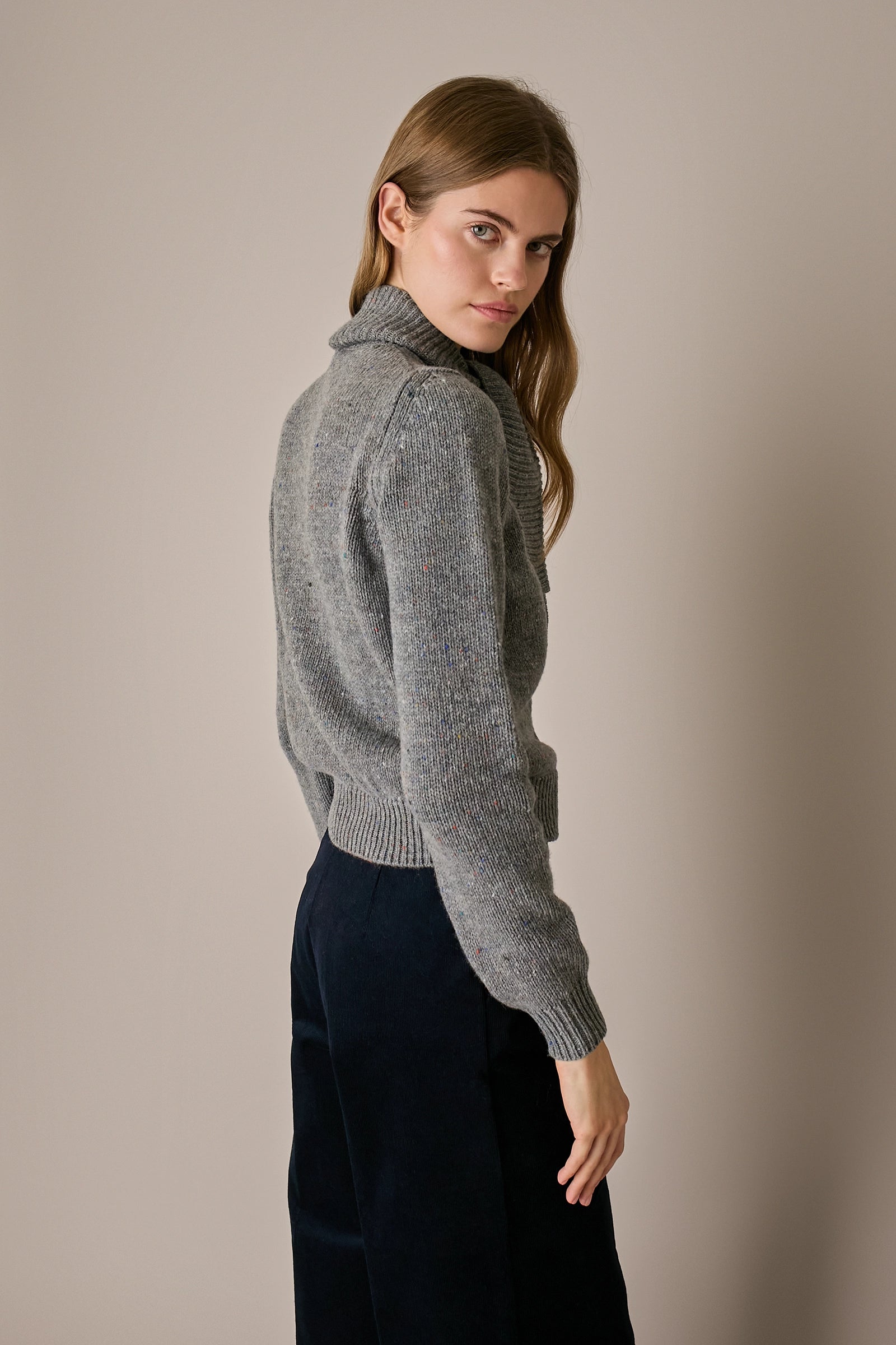 Cardigan in lana con sciarpa grigio, finitura pulita e struttura in lana Merino extrafine