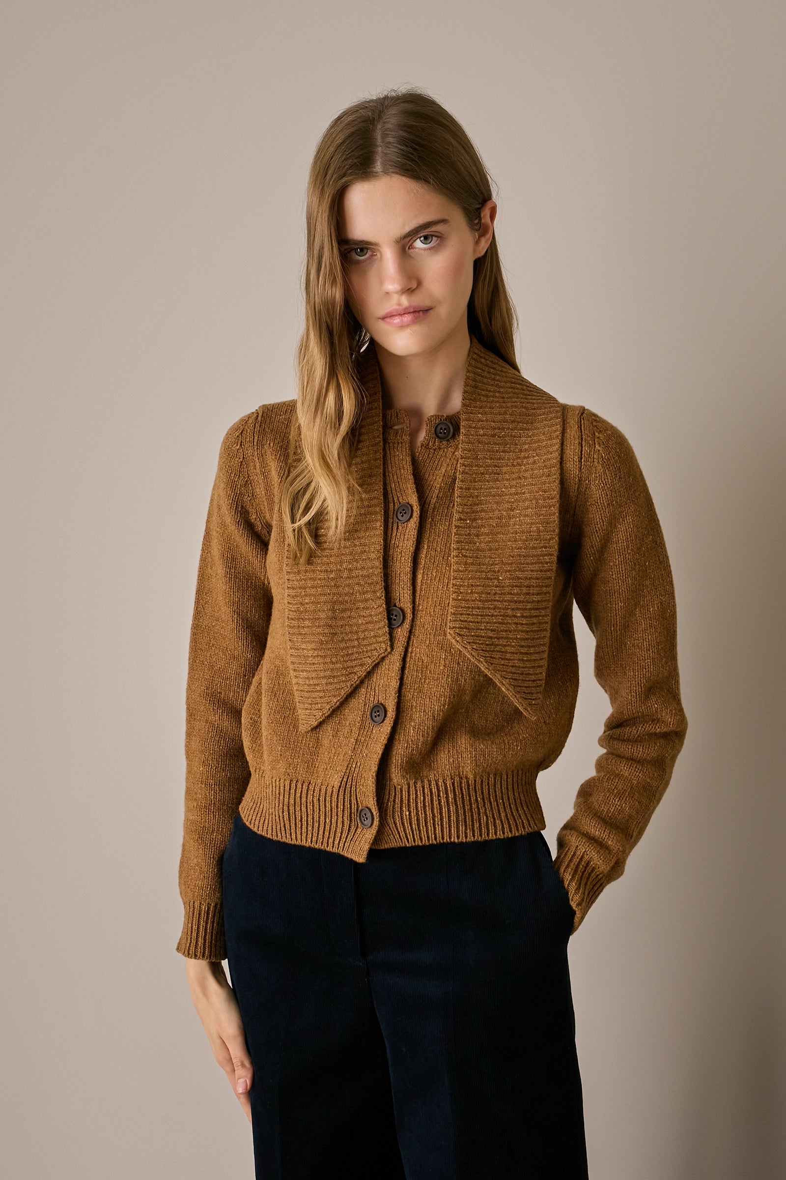 Cardigan in lana con sciarpa biscotto, linea essenziale e silhouette versatile