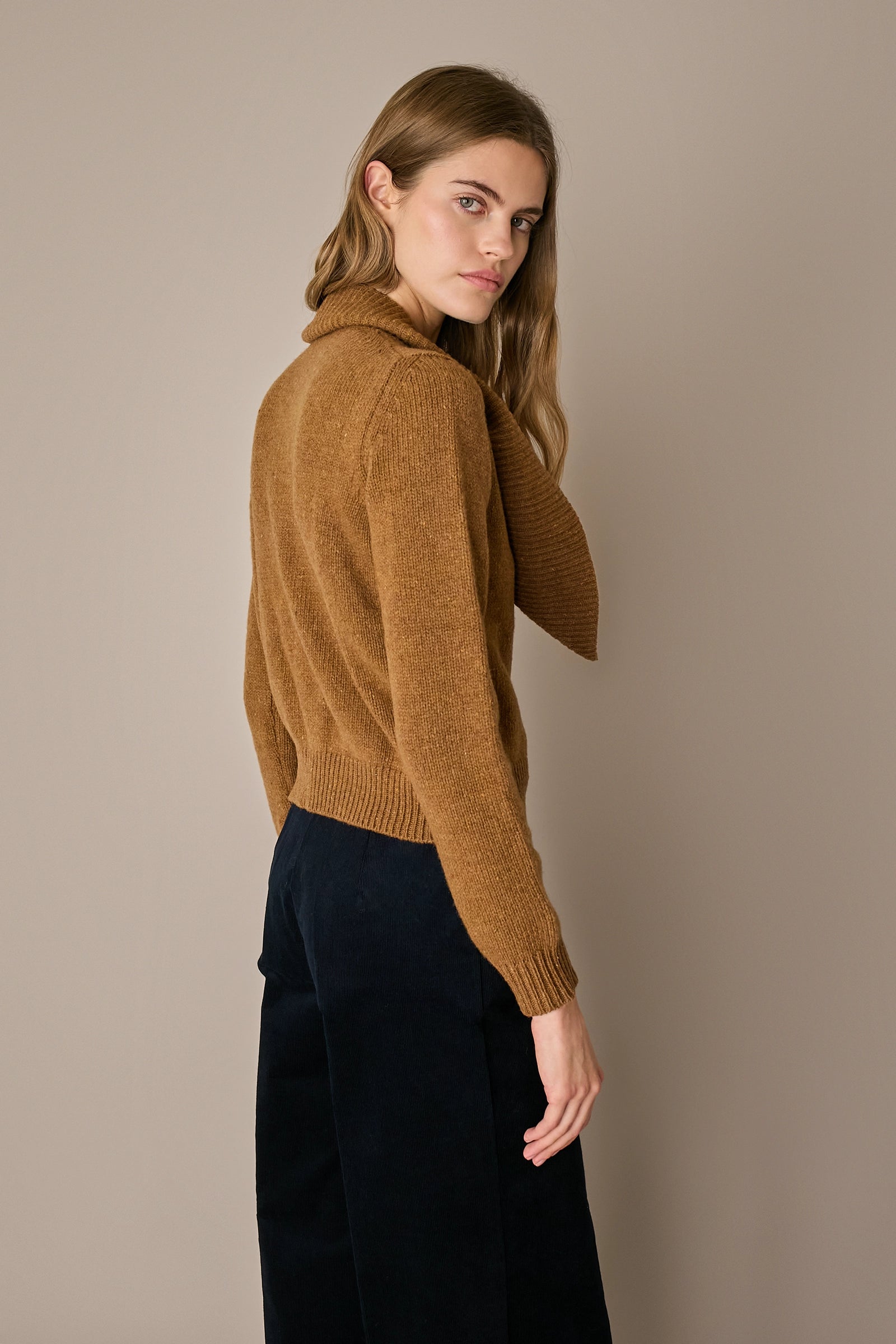 Cardigan in lana con sciarpa biscotto, silhouette versatile e struttura in lana Merino