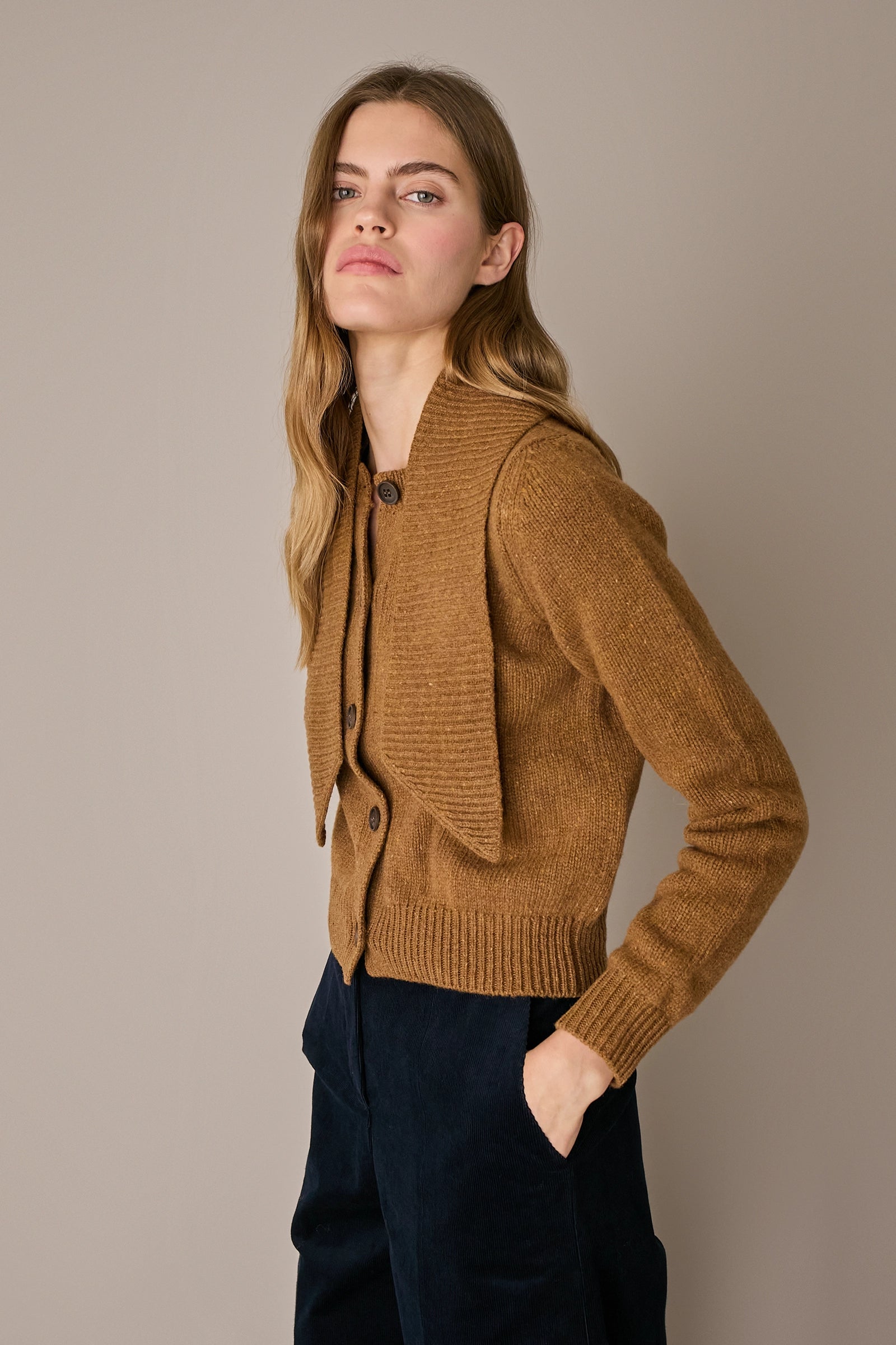 Cardigan in lana con sciarpa biscotto