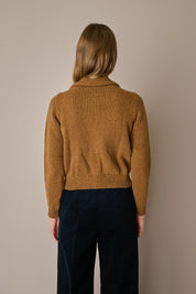 Cardigan in lana con sciarpa biscotto, finitura pulita e linea essenziale