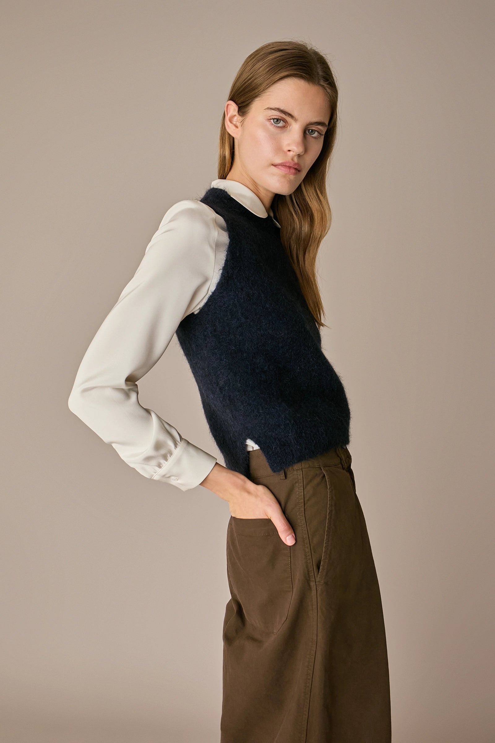 Gilet in lana e mohair blu navy, spacchi laterali e struttura in lana e mohair