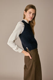 Gilet in lana e mohair blu navy, spacchi laterali e struttura in lana e mohair