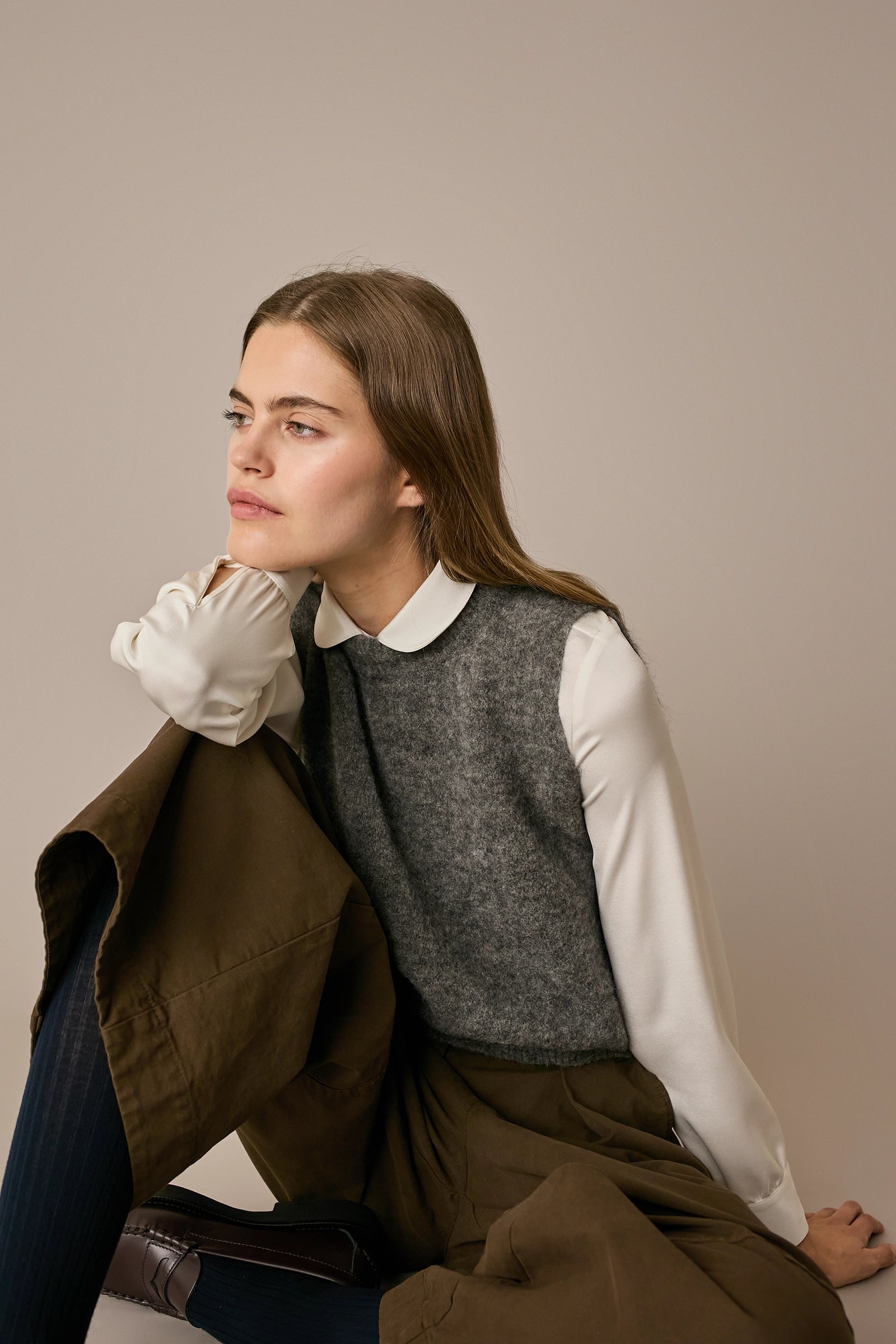 Gilet in lana e mohair grigio, spacchi laterali e vestibilità regolare
