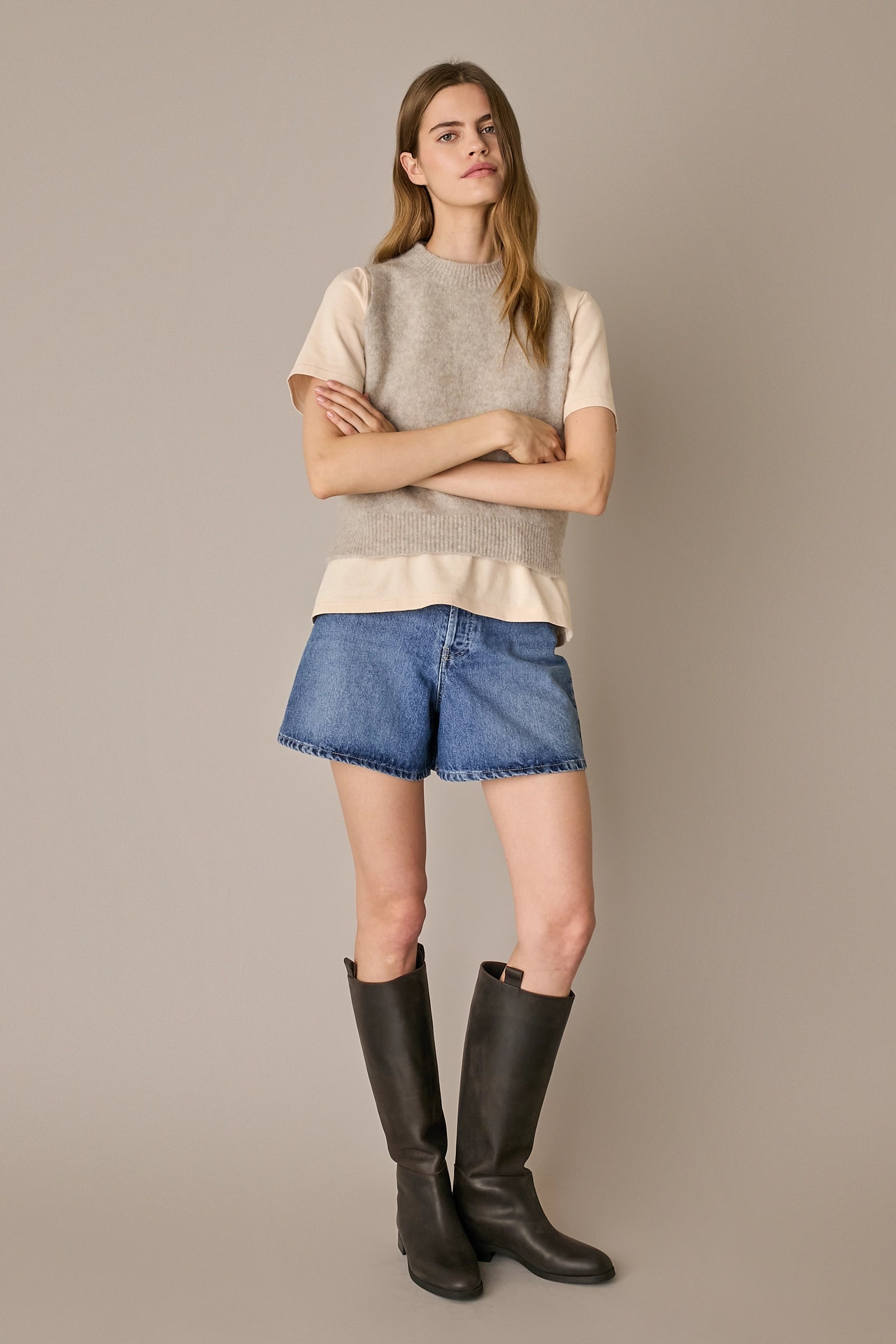 Gilet in lana e mohair beige, vestibilità regolare e spacchi laterali